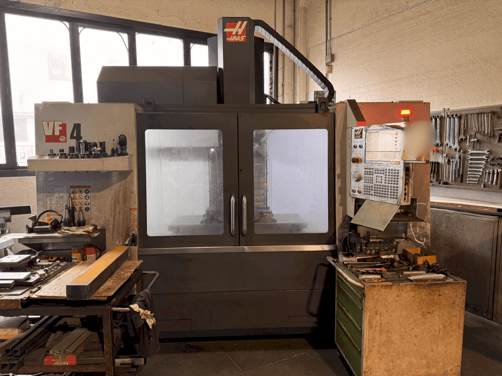 Frontansicht der HAAS VF4 Maschine
