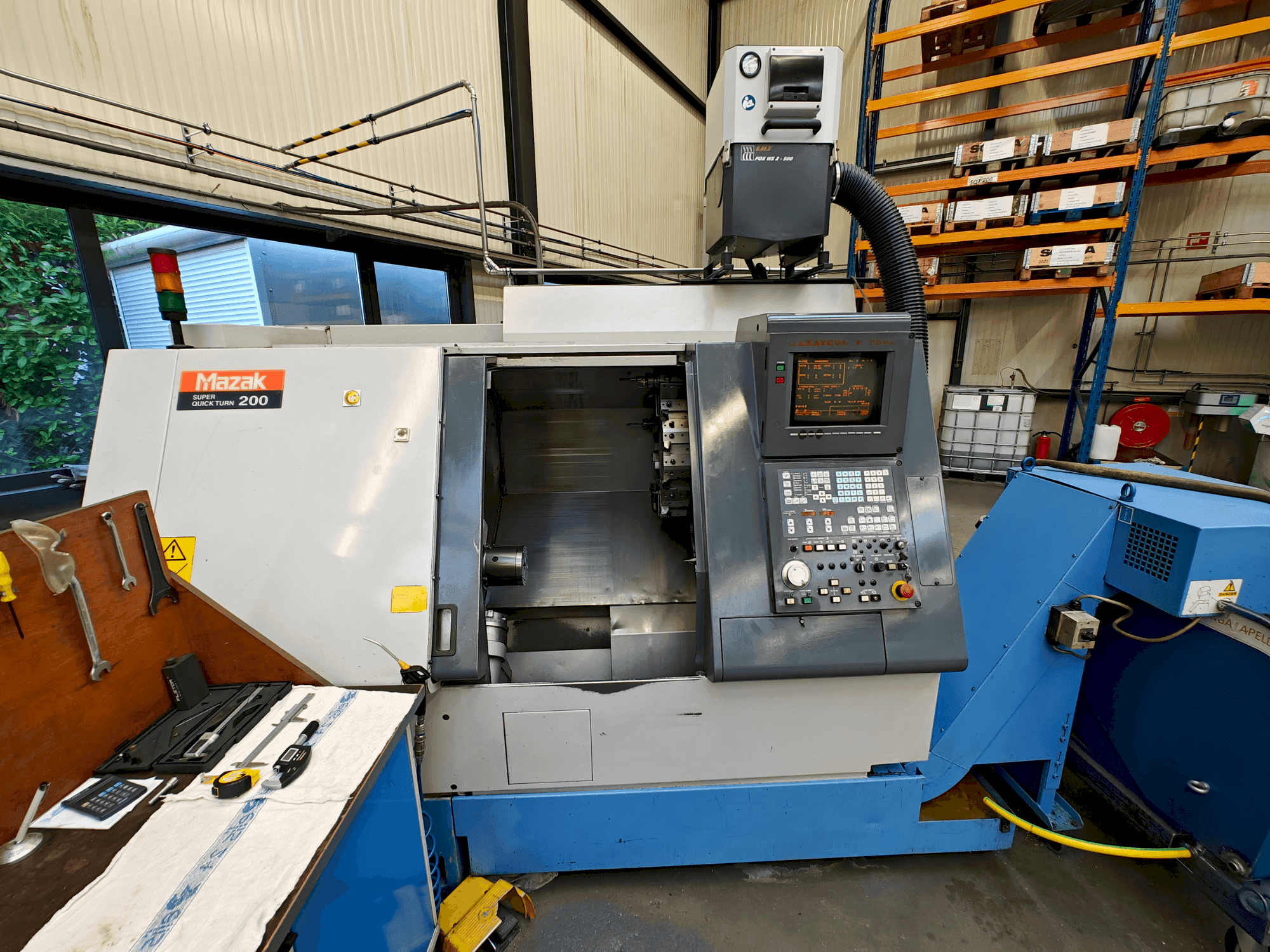 Frontansicht der Mazak SQT-200 Maschine