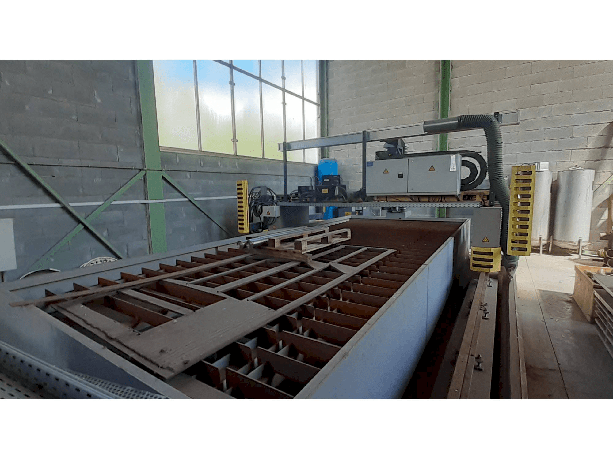 Linke Seitenansicht der ESAB Suprarex SXE-HD 3500 Maschine