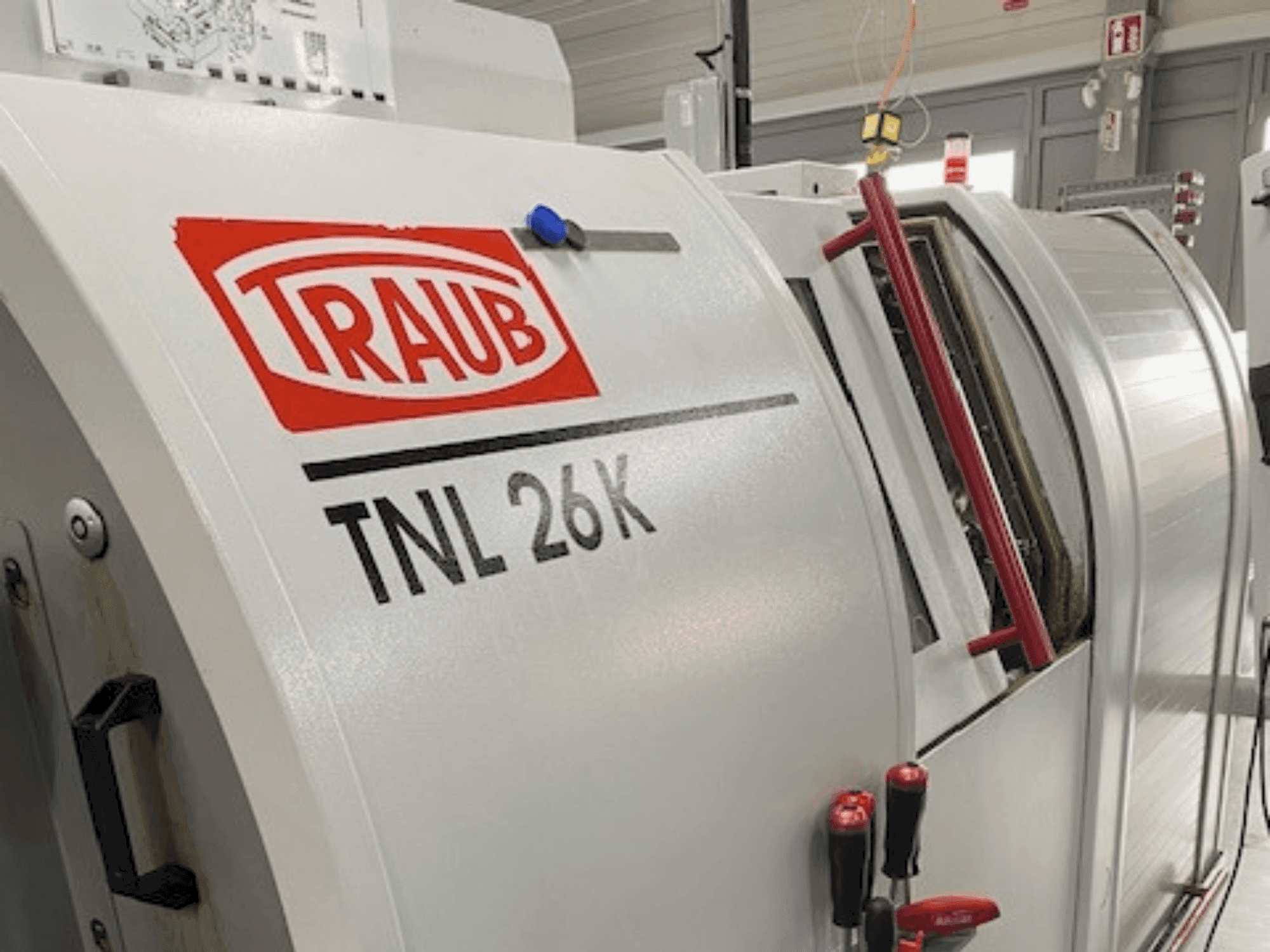Frontansicht der TRAUB TNL 26 K Maschine