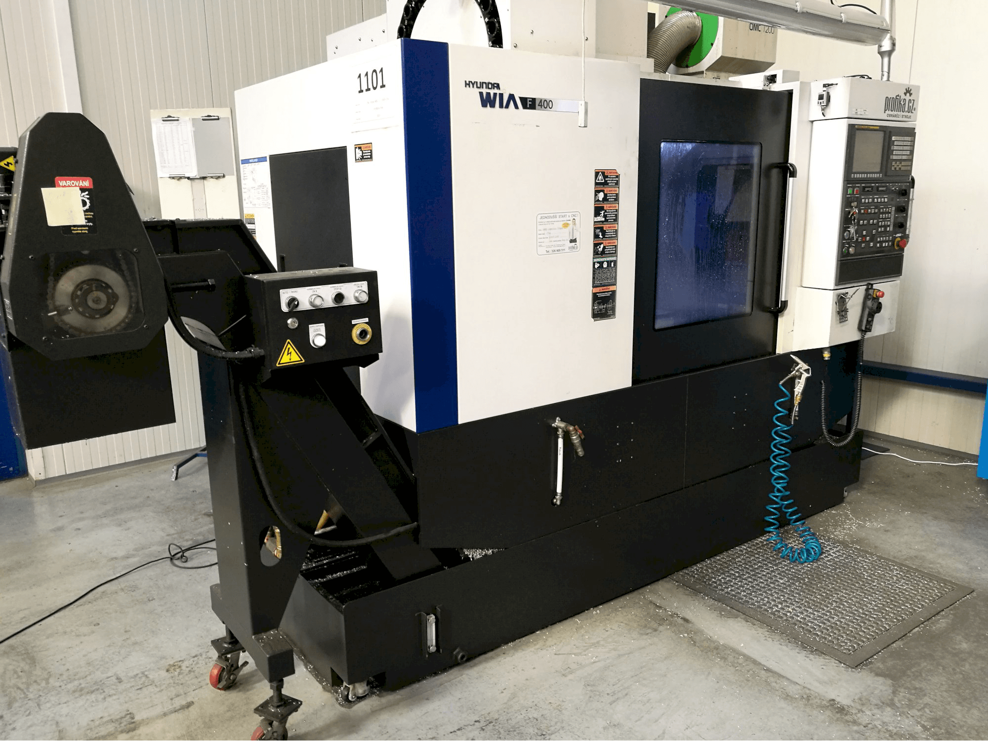 Linke Ansicht der Hyundai Wia F400 Maschine