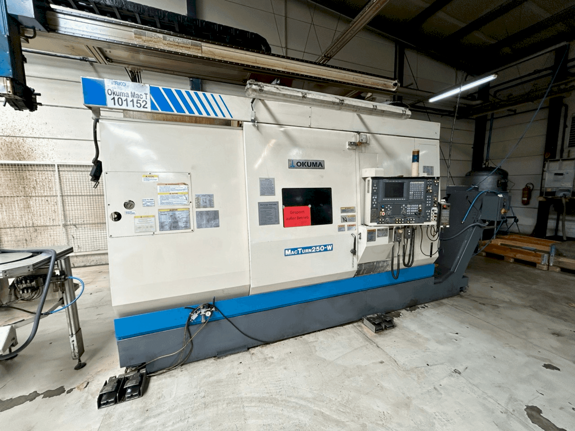 Frontansicht der Okuma Macturn 250W Maschine