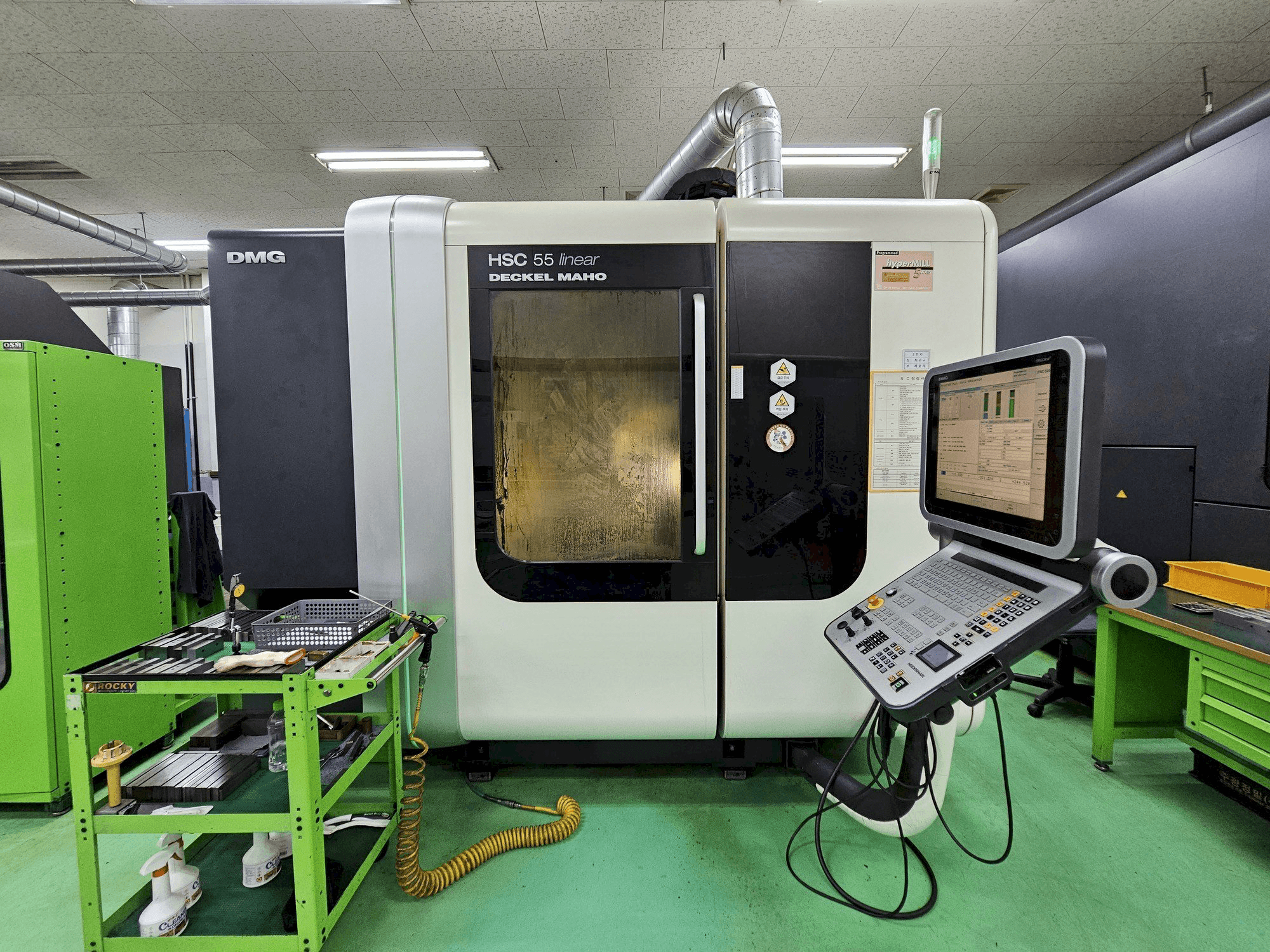 Frontansicht der DECKEL MAHO HSC 55 linear Maschine