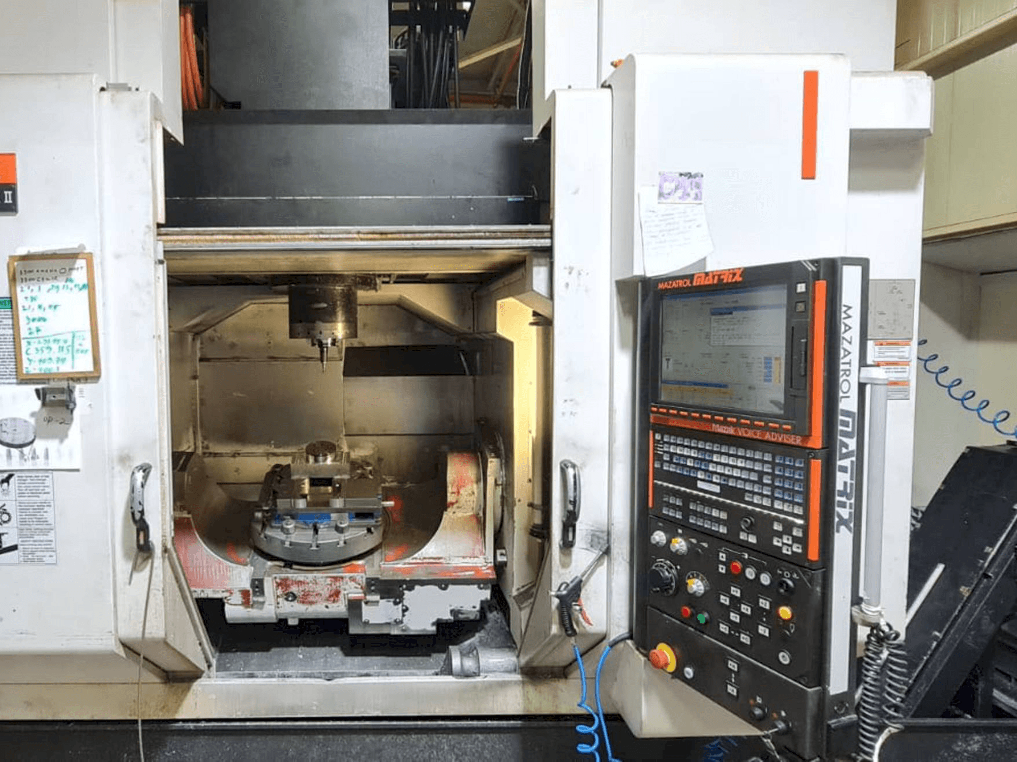 Frontansicht der Mazak VARIAXIS 730-5X II Maschine