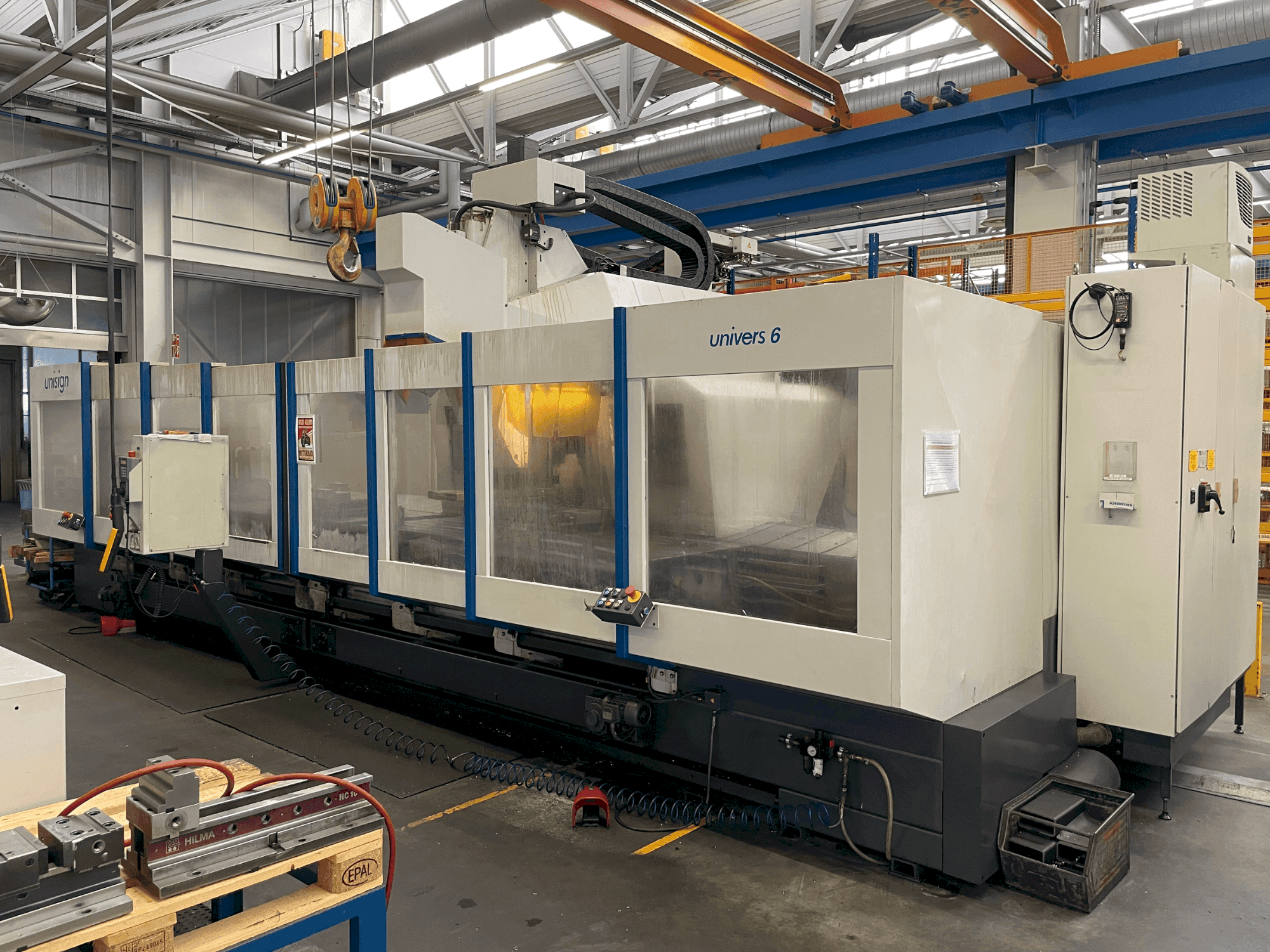 Frontansicht der Unisign UNIVERS 6 Maschine