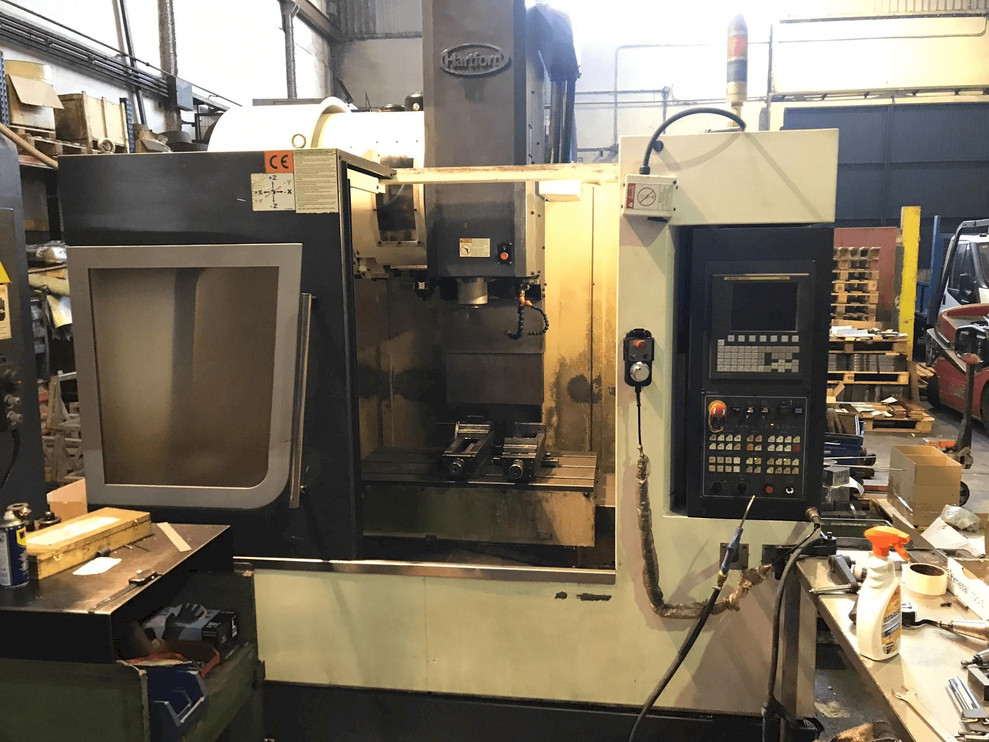 Frontansicht der Hartford LG-800 Maschine