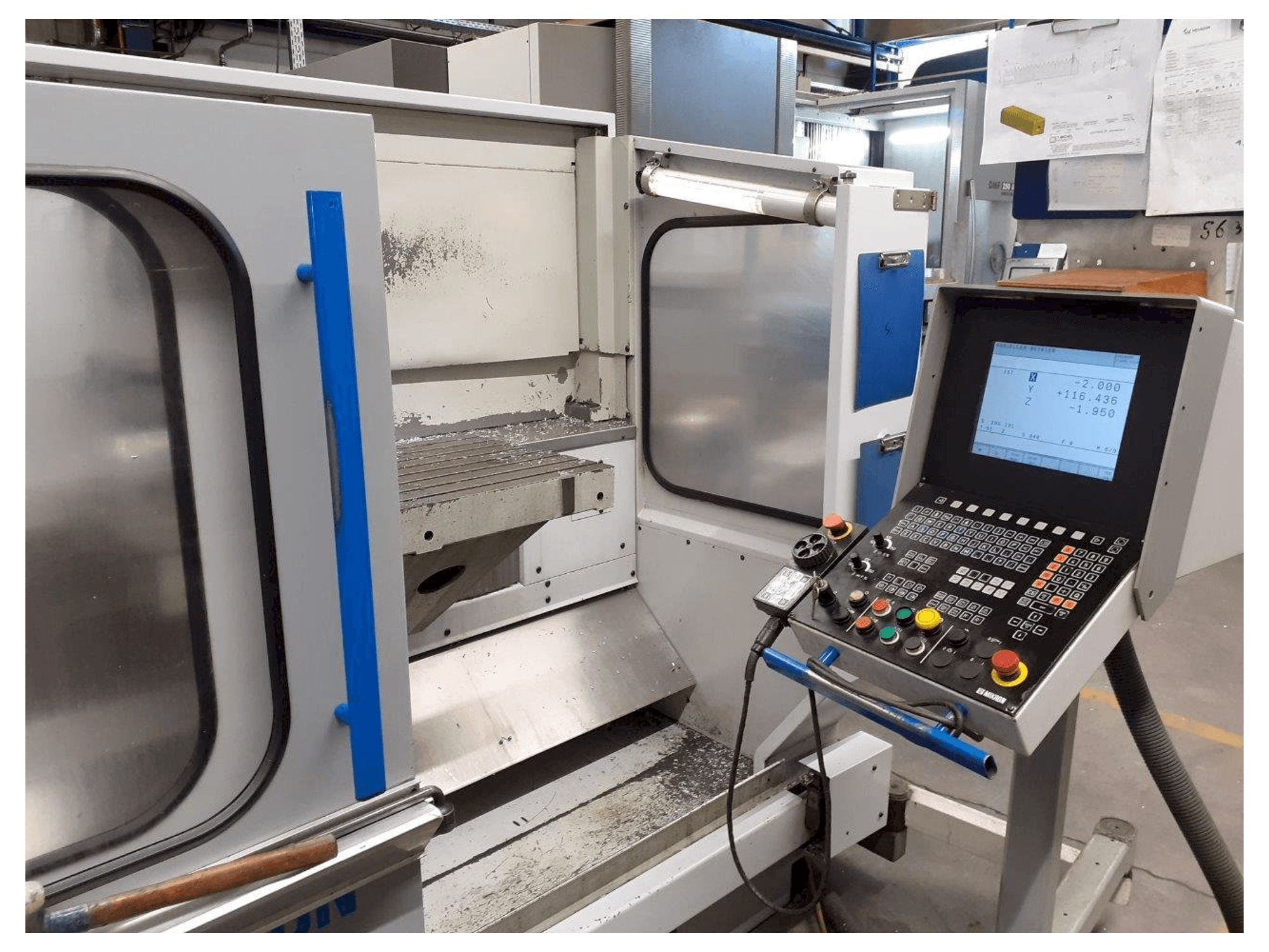 Frontansicht der MIKRON UME 600 Maschine