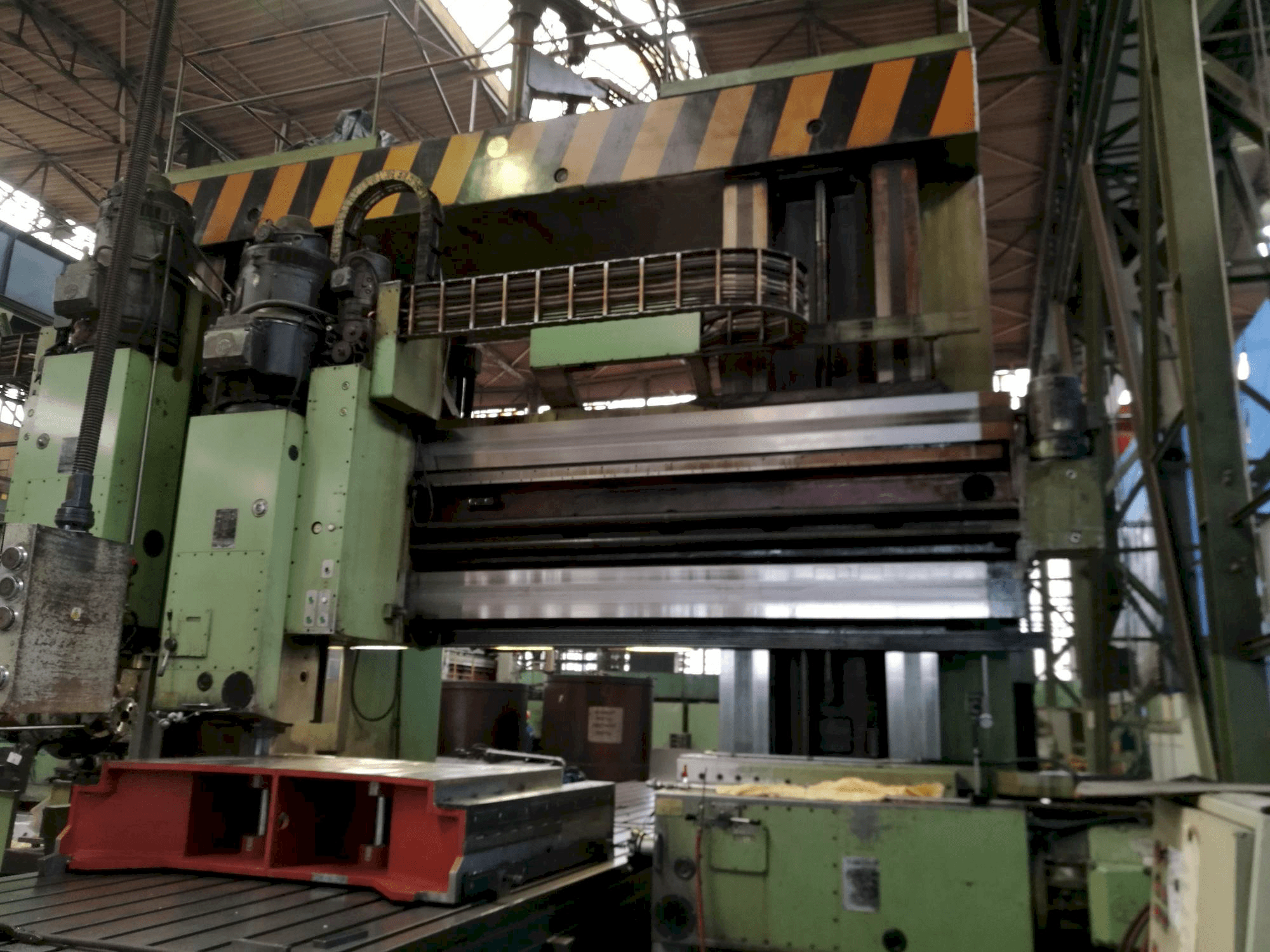 Frontansicht der TOS FRV-D 20 x 40 Maschine