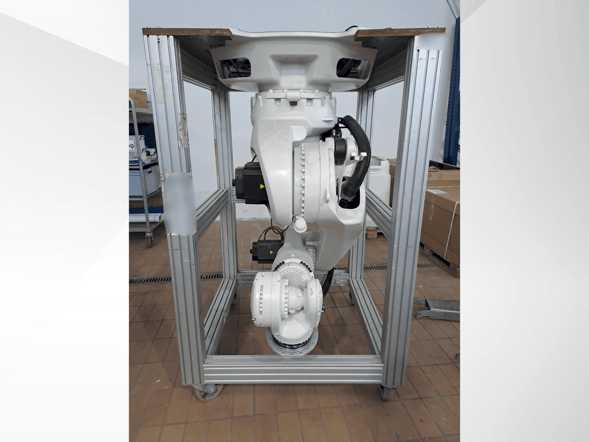 Frontansicht der KUKA KR270 R2700 C ultra MED (2015) Maschine