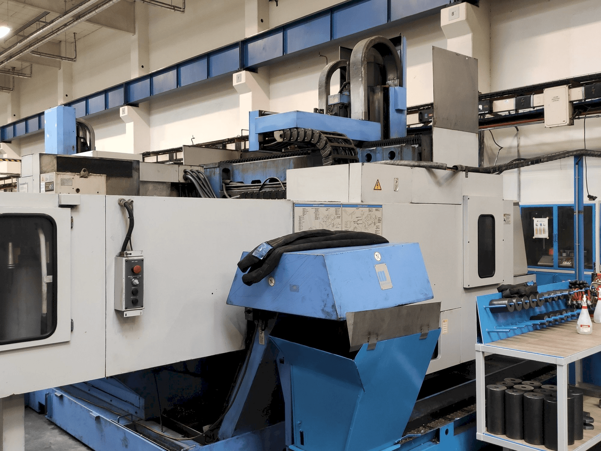 Frontansicht der Mazak FJV 60/80 Maschine