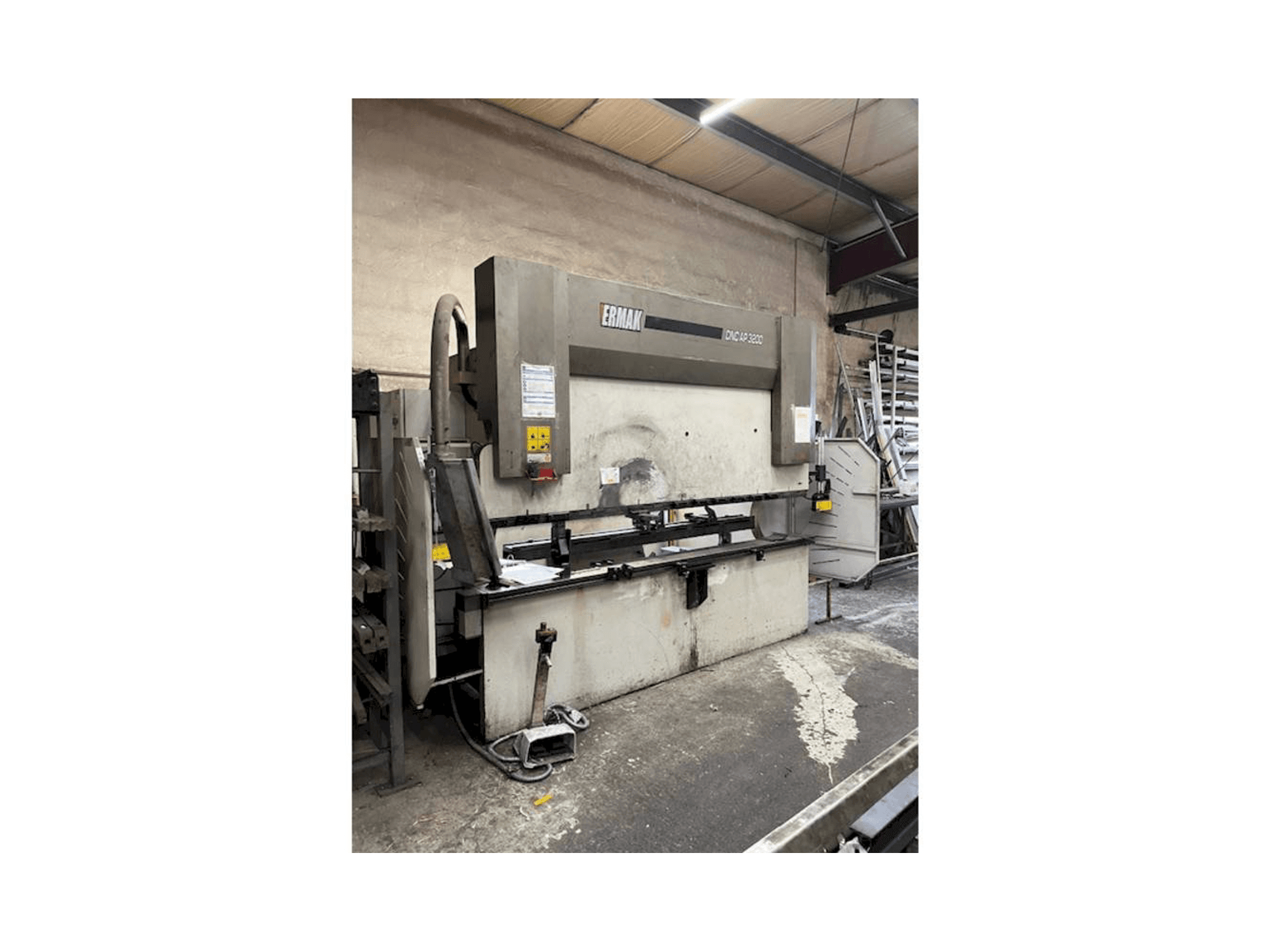 Frontansicht der ERMAK Cnc ap Maschine