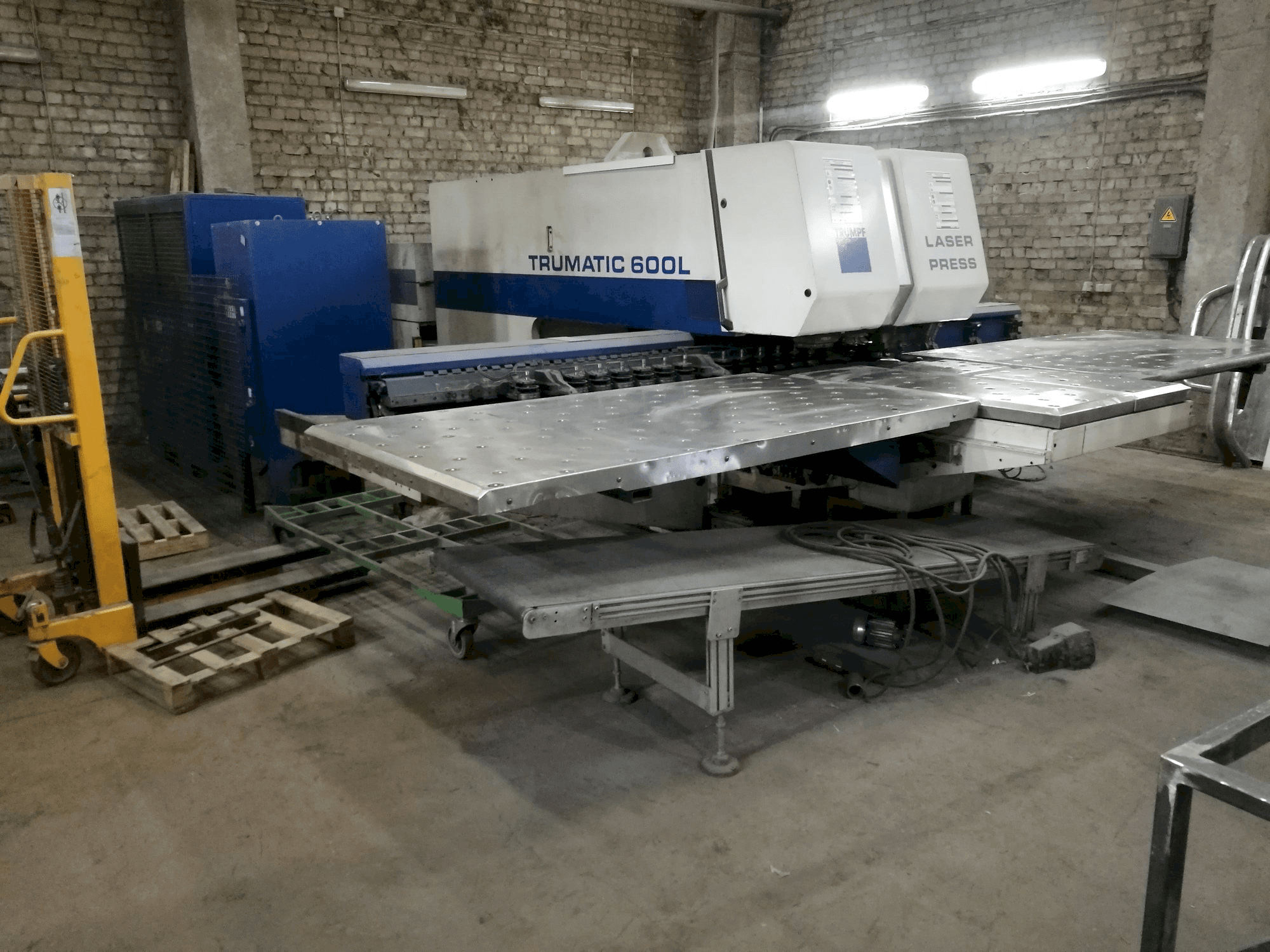 Frontansicht der Trumpf Trumatic 600L Maschine