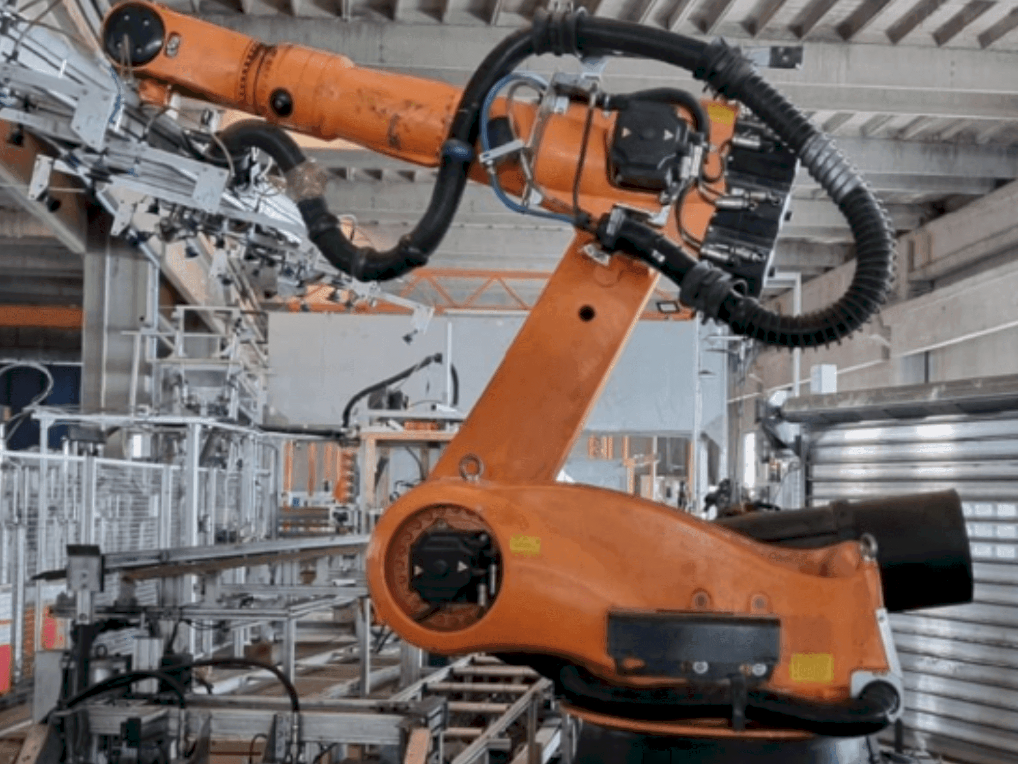 Frontansicht der KUKA KR 210 L150-2 Maschine