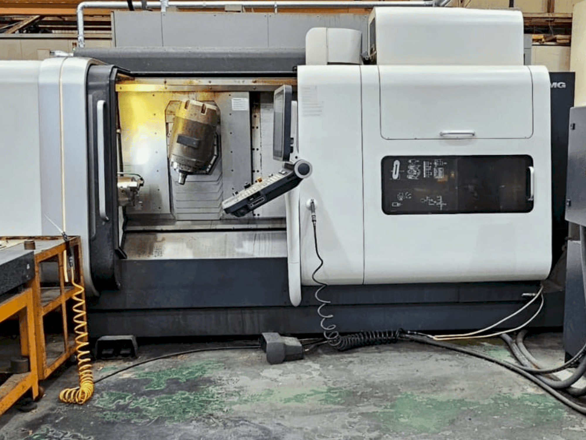Frontansicht der DMG MORI CTX 1250 TC Maschine