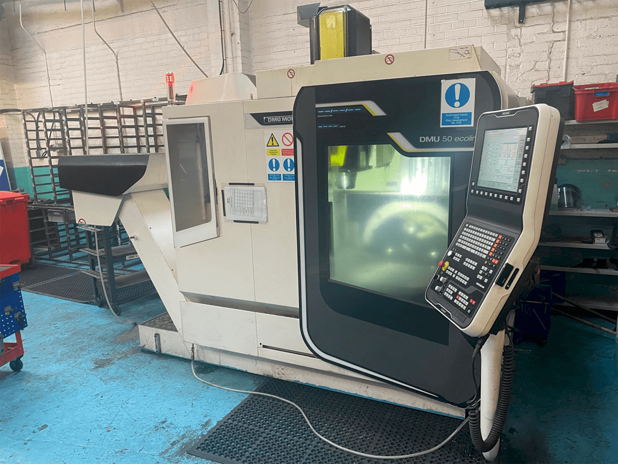 Frontansicht der DMG DMU Ecoline 50 5 Axis VMC Maschine