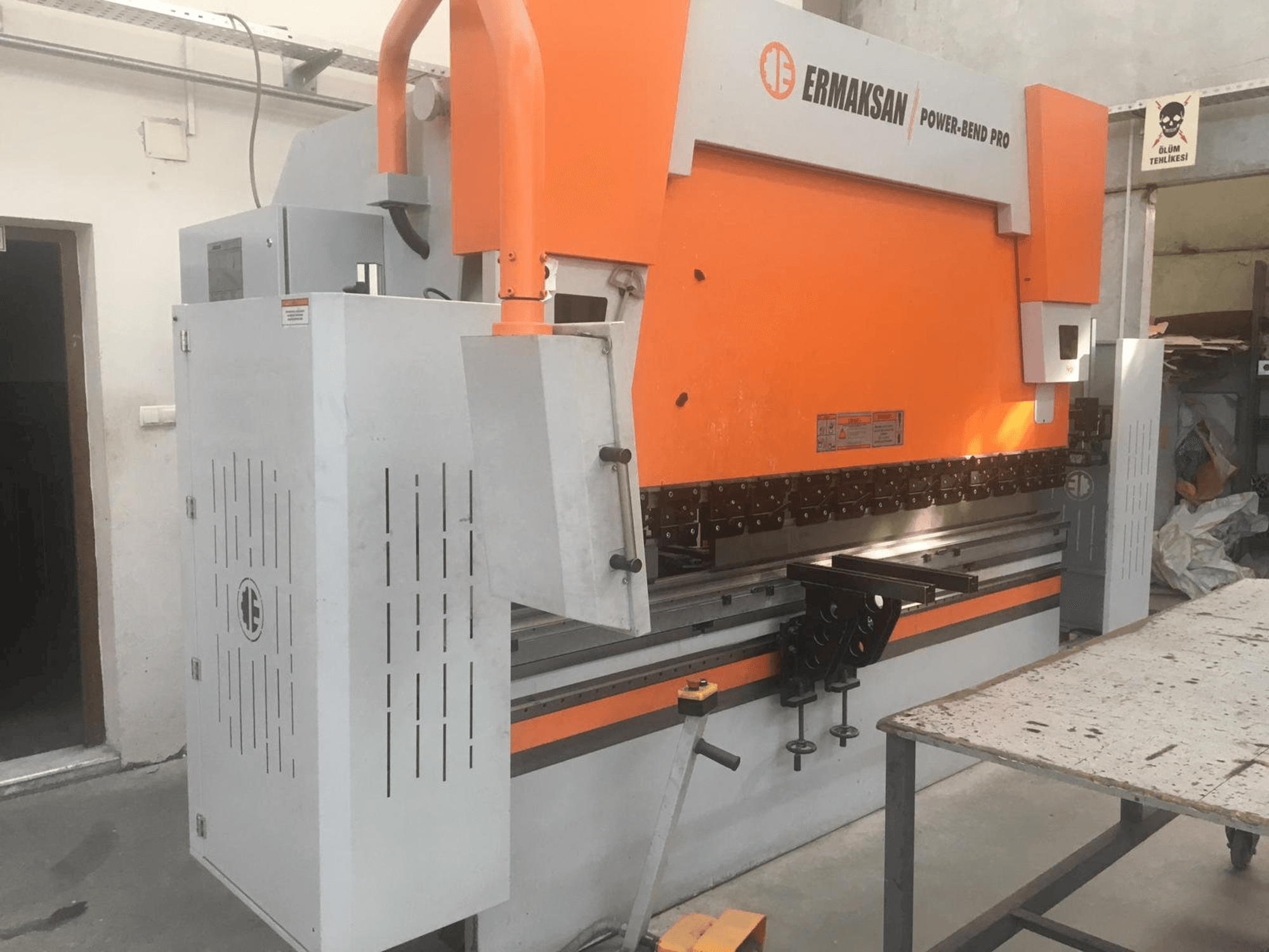 Frontansicht der ERMAKSAN Power-Bend Pro 3100x135 Maschine