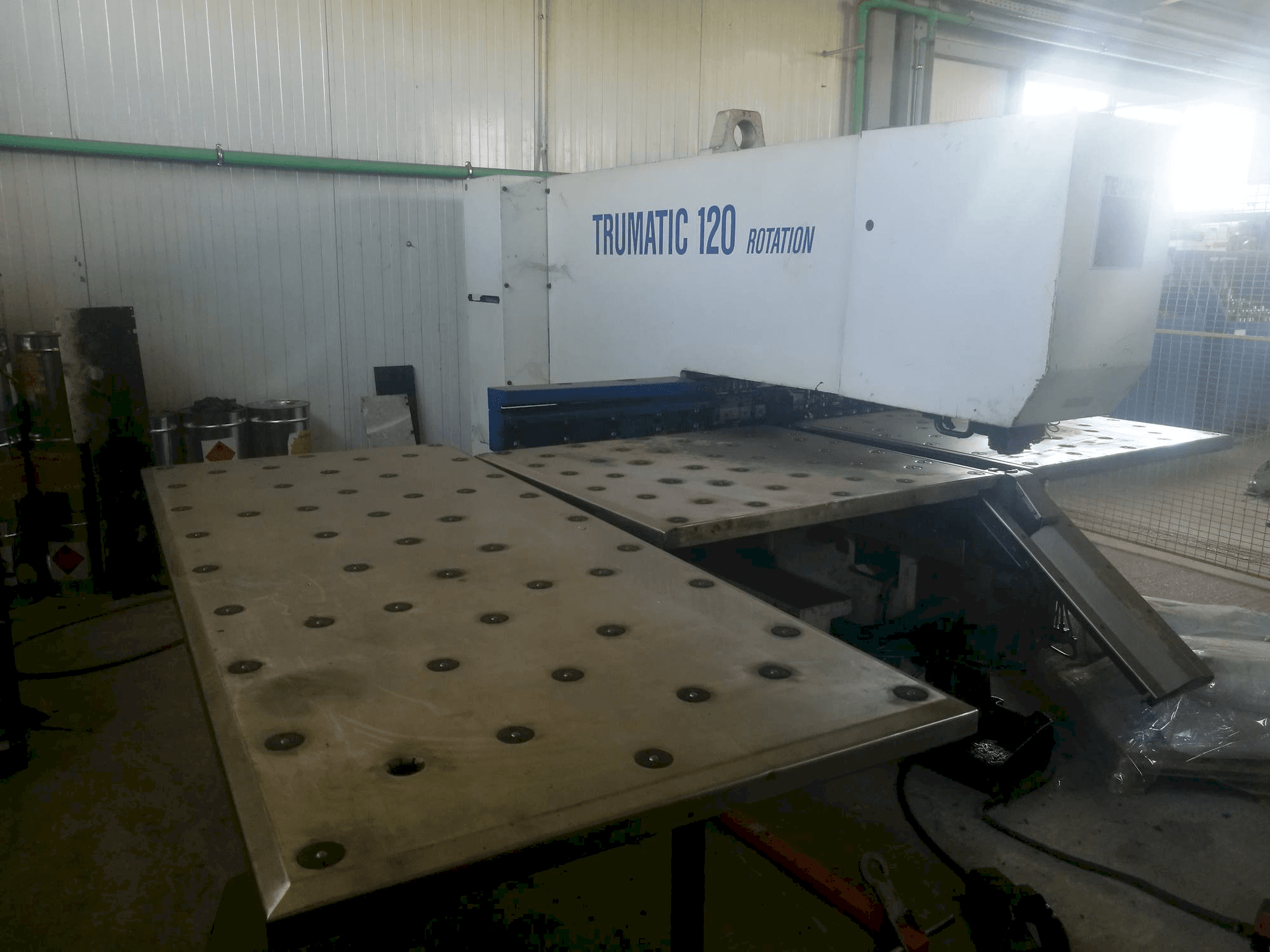 Frontansicht der Trumpf Trumatic 120R Maschine