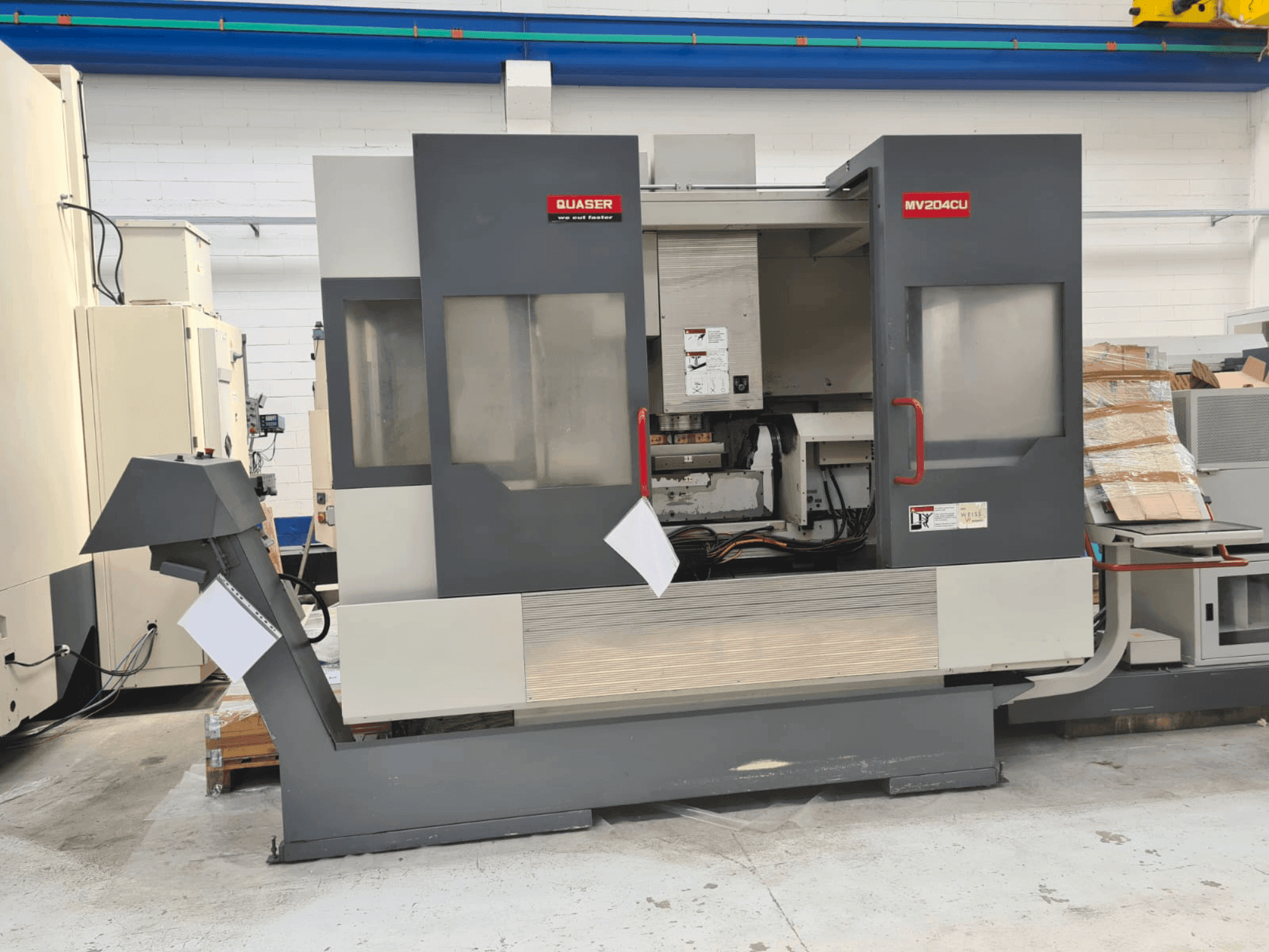 Frontansicht der Quaser MV204-CU/12 Maschine
