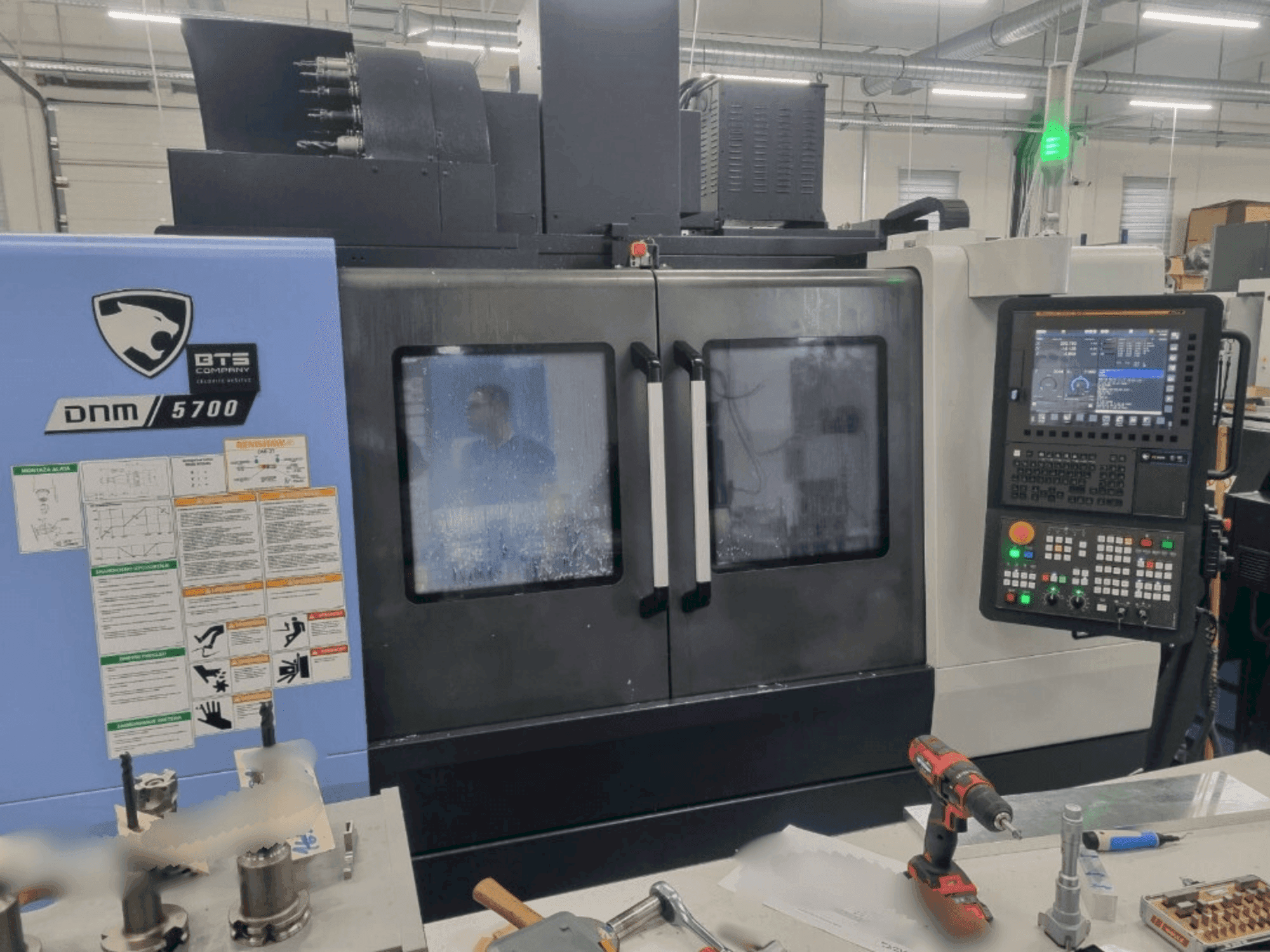 Frontansicht der DN SOLUTIONS DNM 5700 Maschine