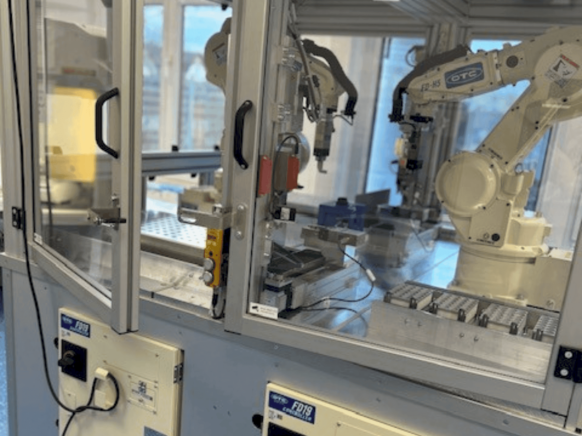 Frontansicht der OTC Daihen NH52-NEFC Maschine