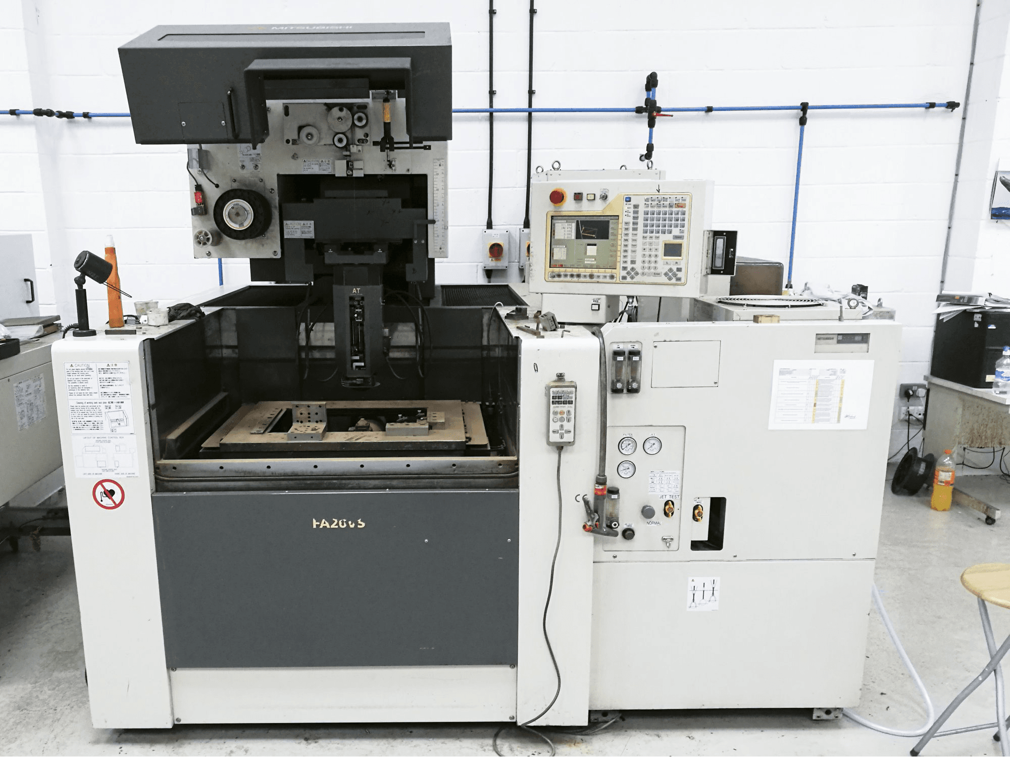 Frontansicht der Mitsubishi Electric FA20-VS Maschine