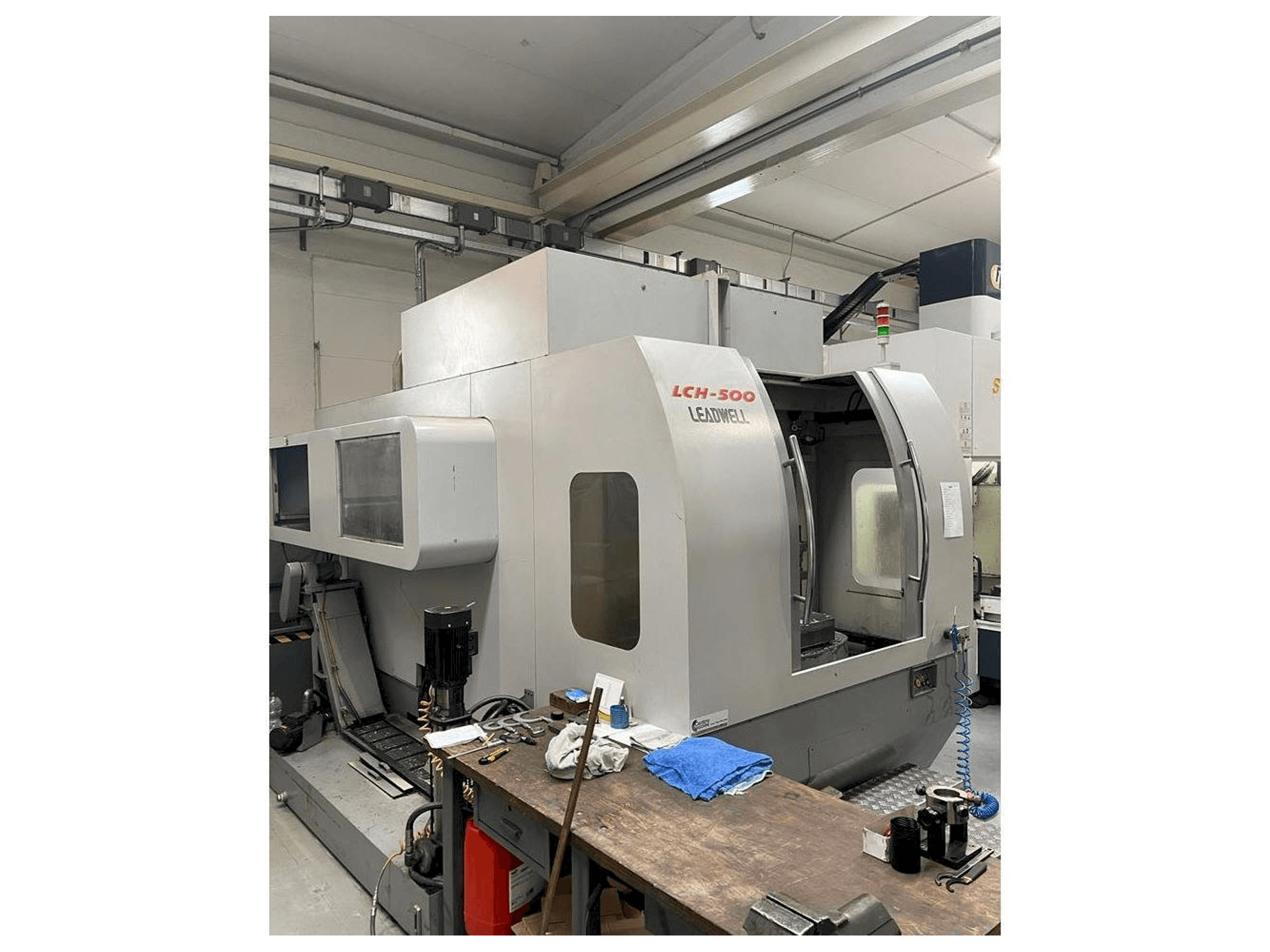 Linke Seitenansicht der Leadwell LCH-500 Maschine