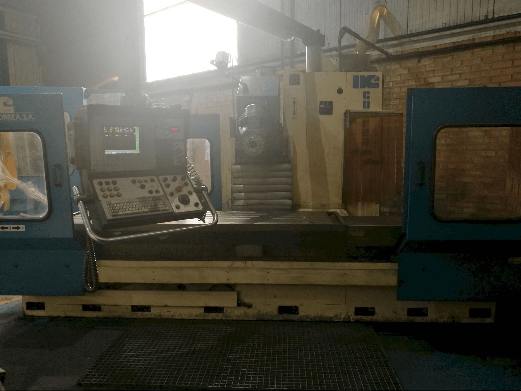 Frontansicht der Correa CF 22/25 Maschine