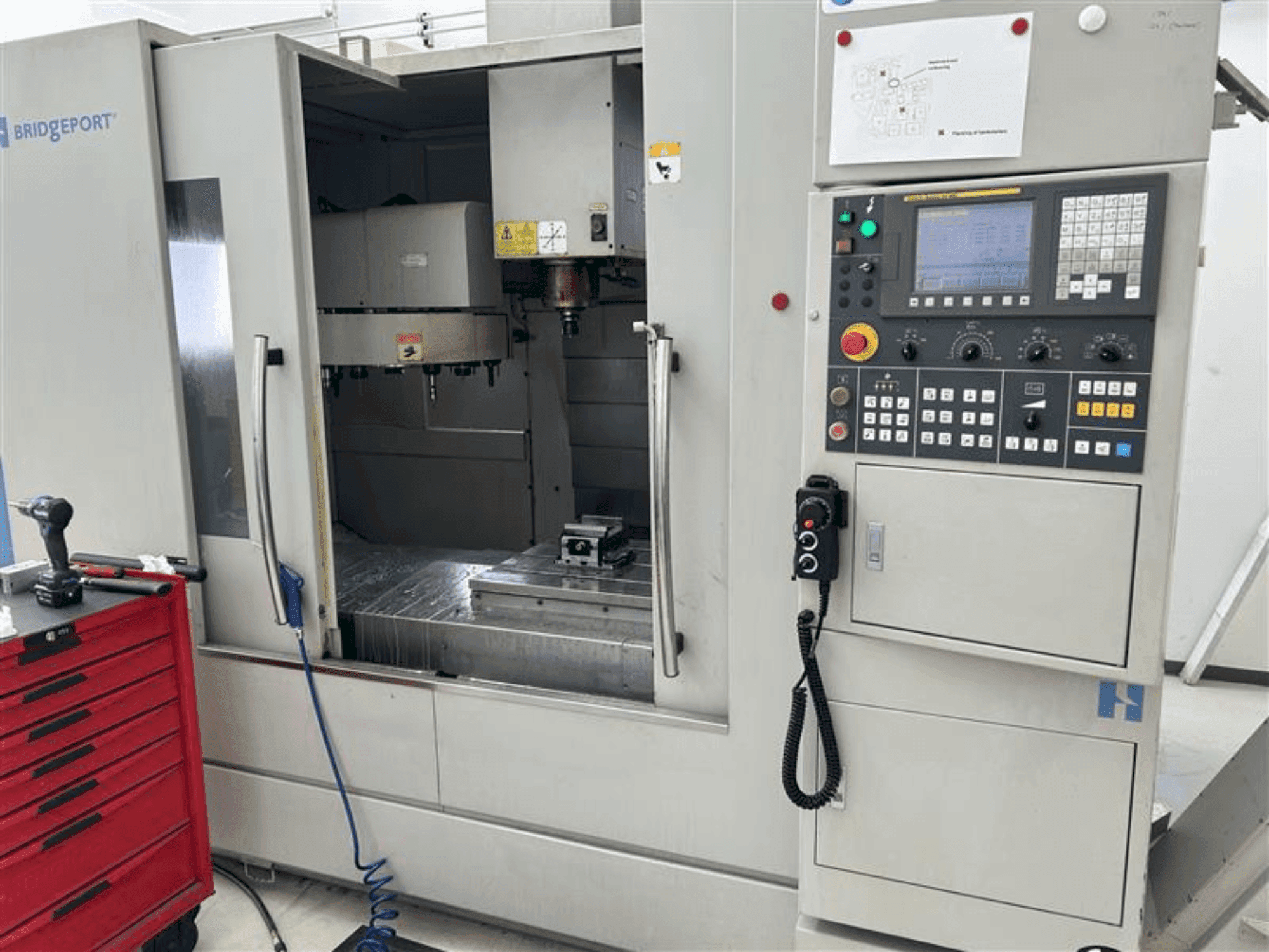 Frontansicht der Bridgeport GX 1000 Maschine