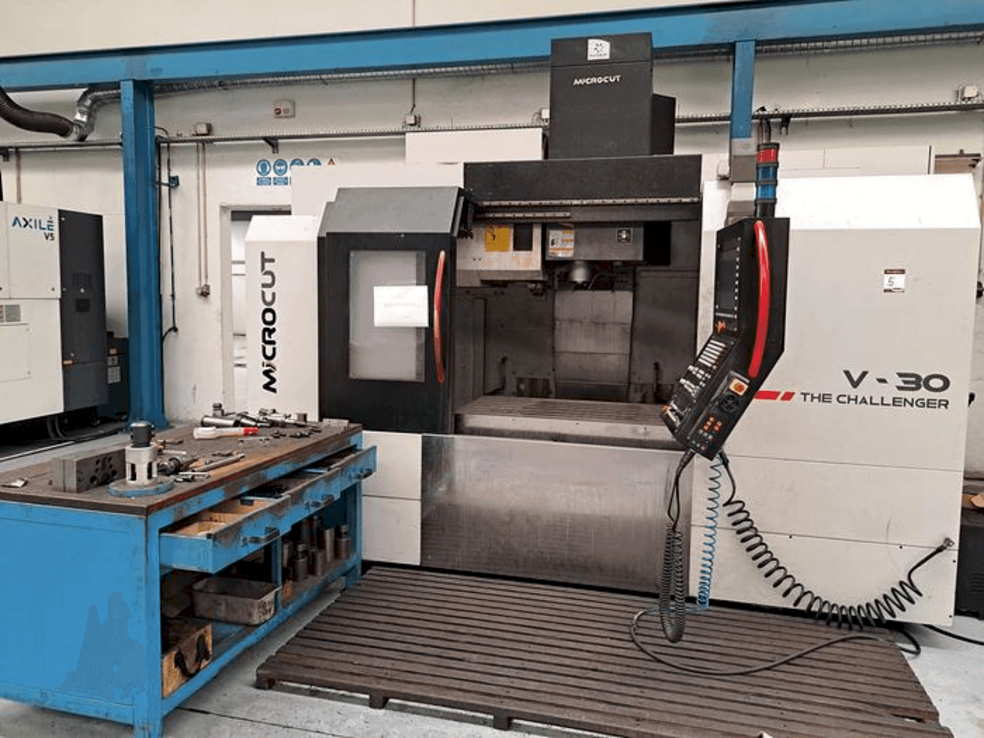 Frontansicht der MICROCUT V-30 The Challenger Maschine