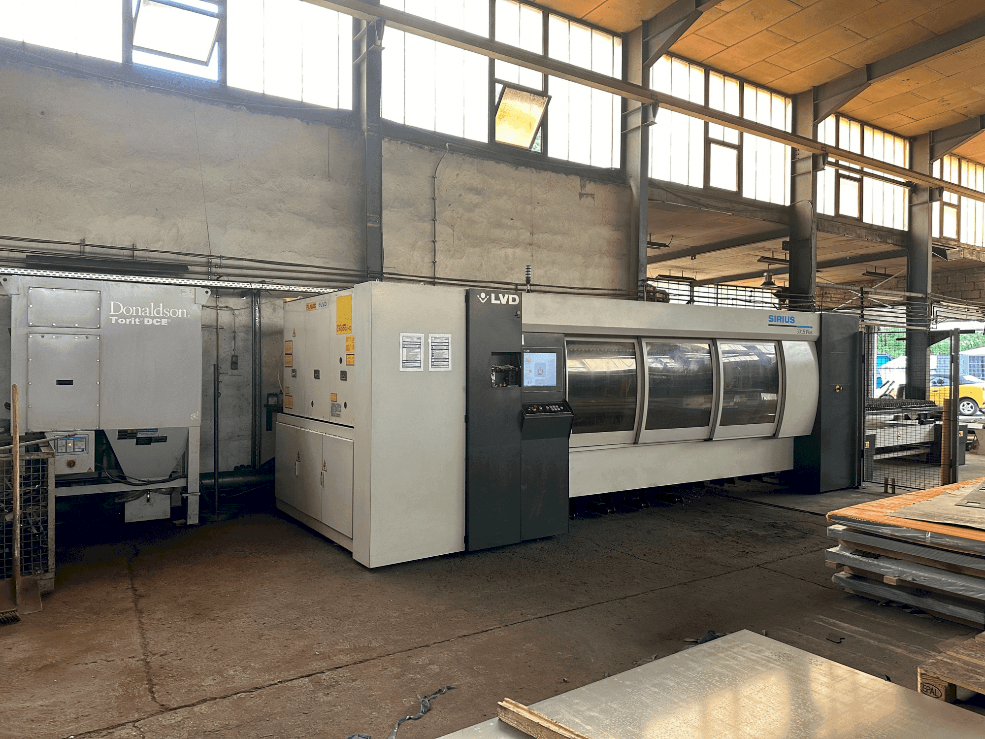 Frontansicht der LVD Sirius 3015 PLUS Maschine