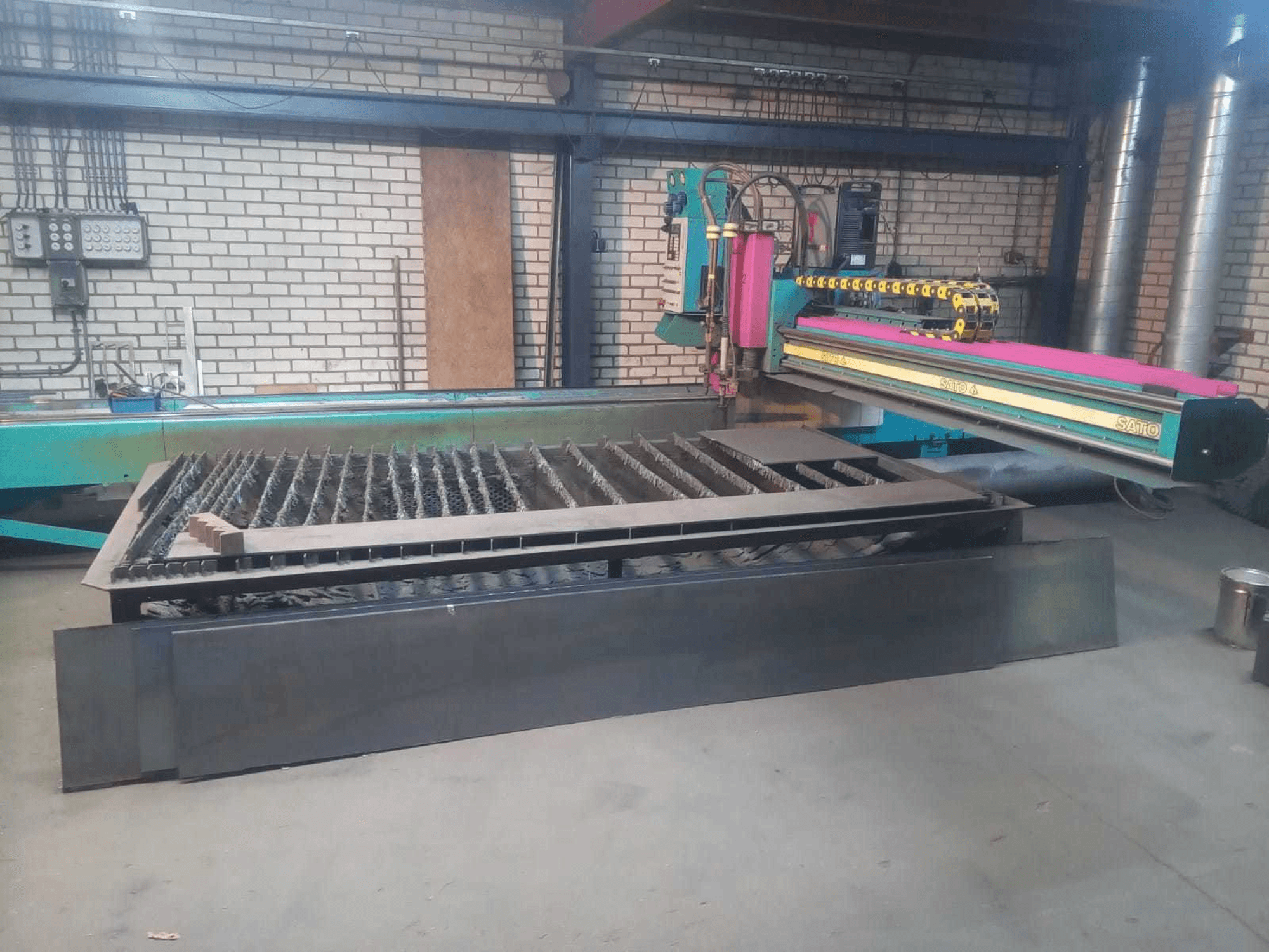 Frontansicht der SATO SATRONIK C2500 Maschine