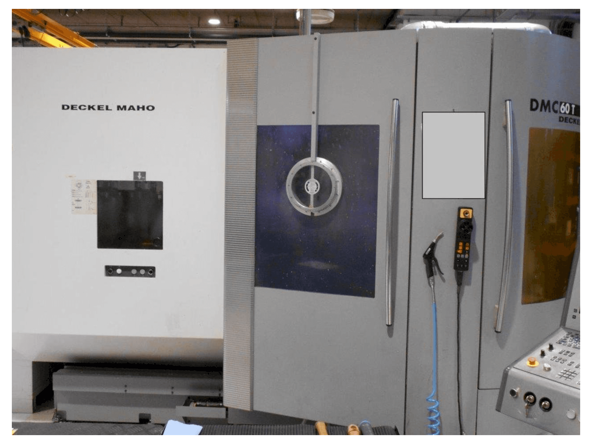 Frontansicht der DECKEL MAHO DMC 60T Maschine