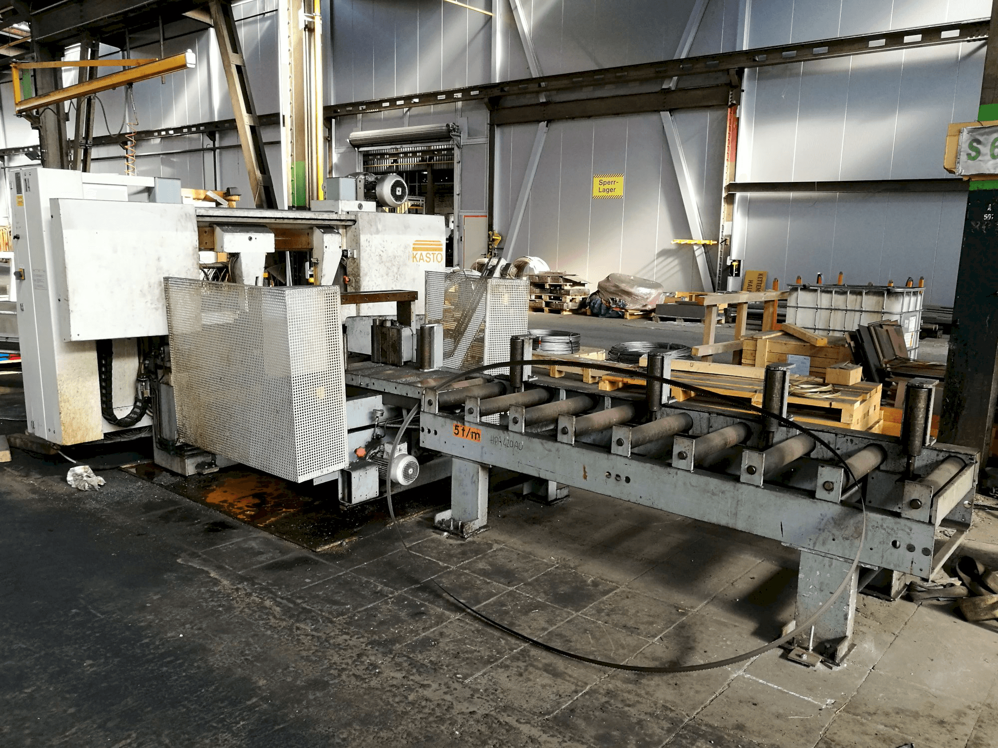 Rechte Ansicht der KASTO HBA 420 AU Maschine