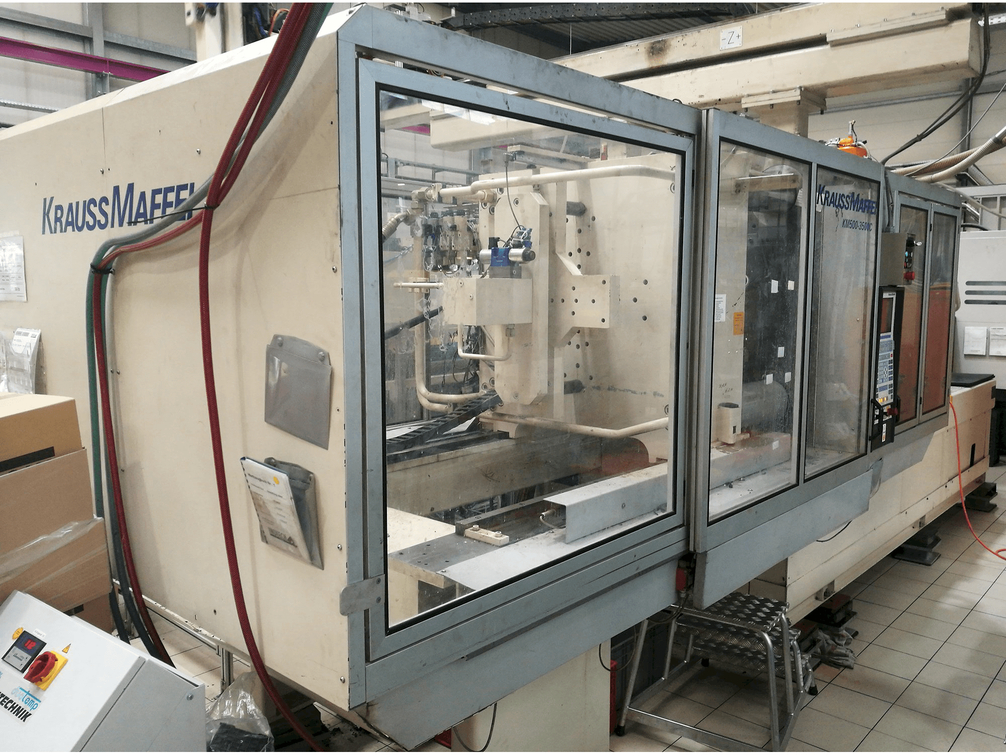 Linke Ansicht der Krauss Maffei KM 500-3500 C1 Maschine