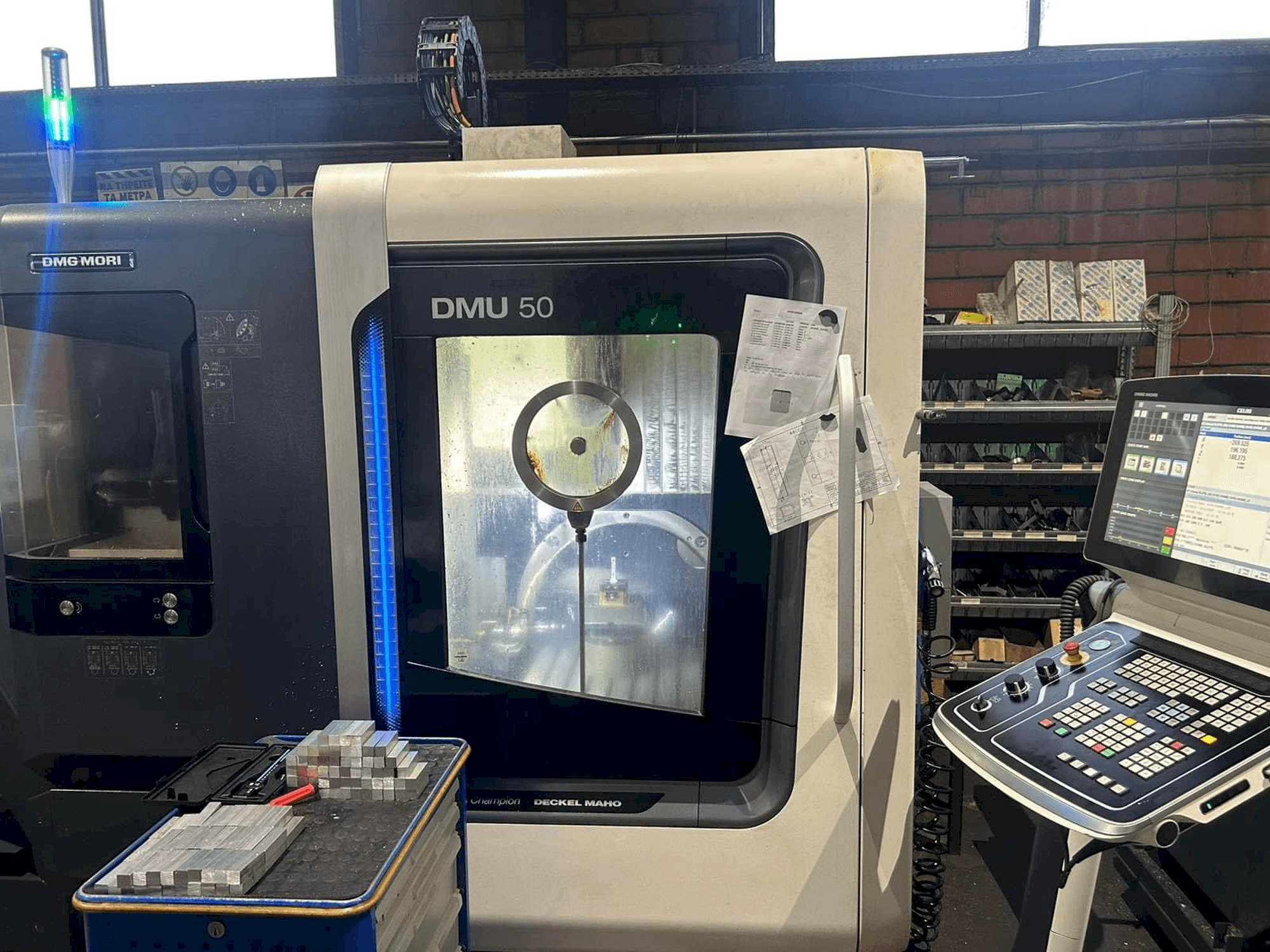 Frontansicht der DMG MORI DMU 50 Maschine