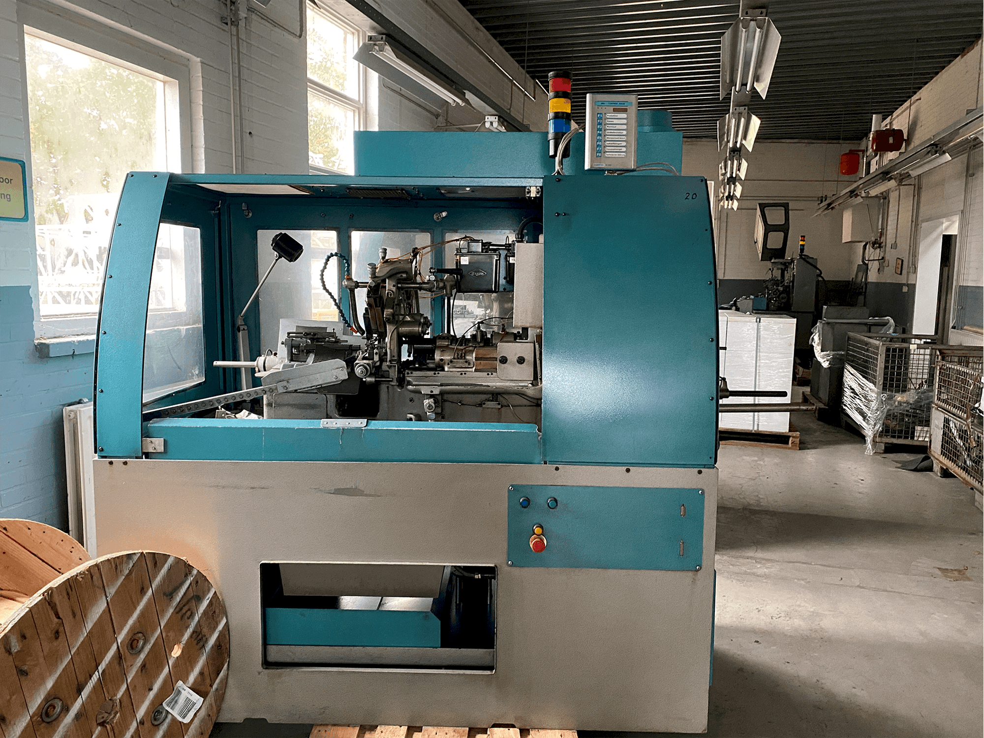 Frontansicht der Tornos-Bechler NAT-125 vario Maschine