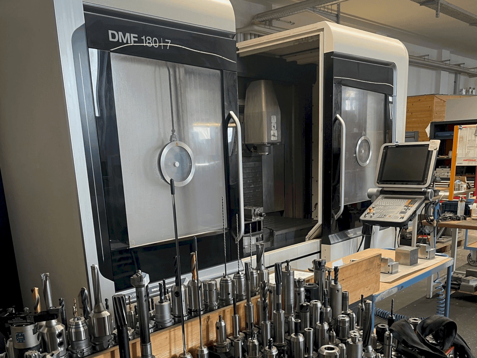 Frontansicht der DMG MORI DMF 180/7 Maschine