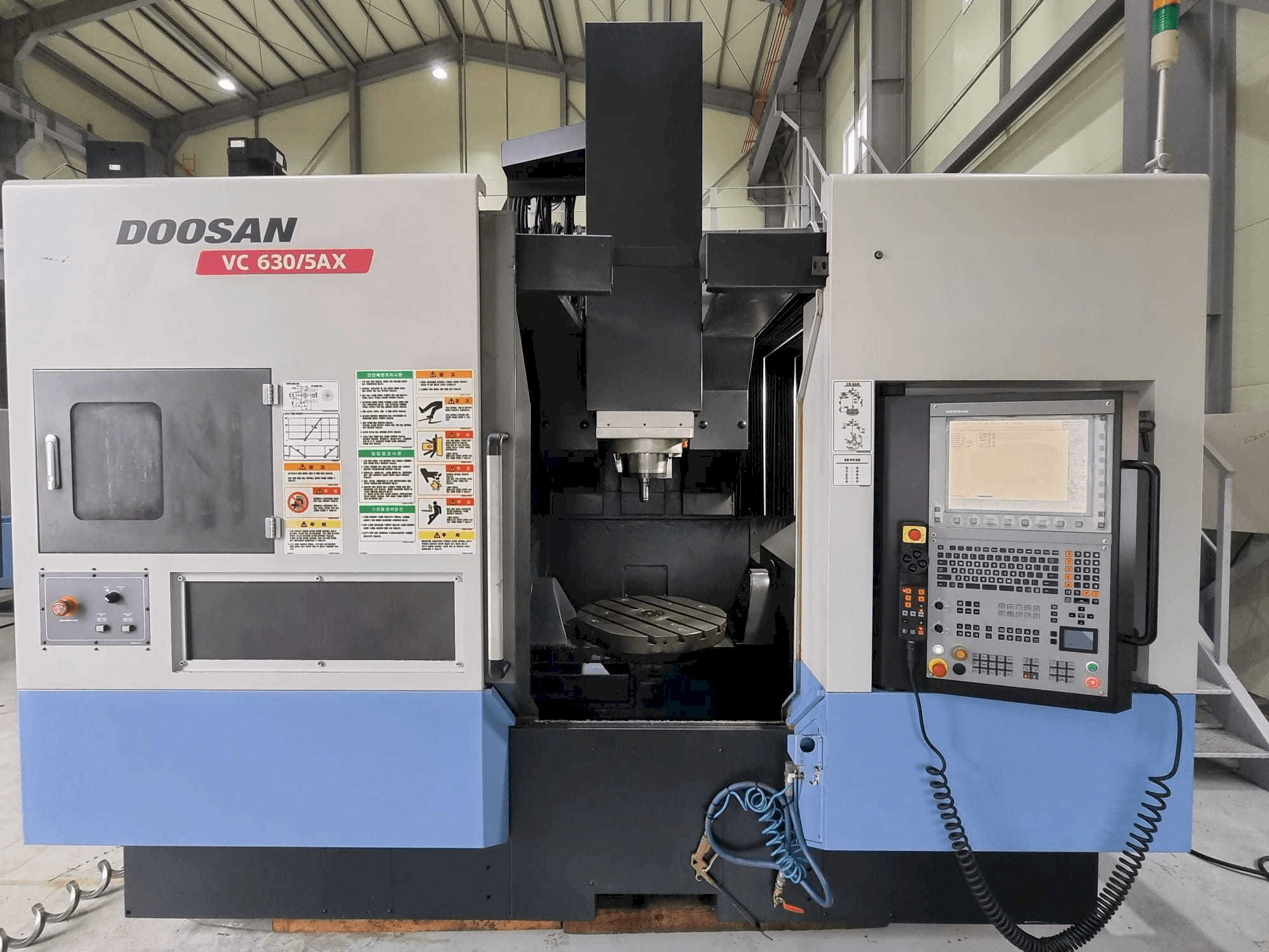 Frontansicht der Doosan VC630/5AX Maschine