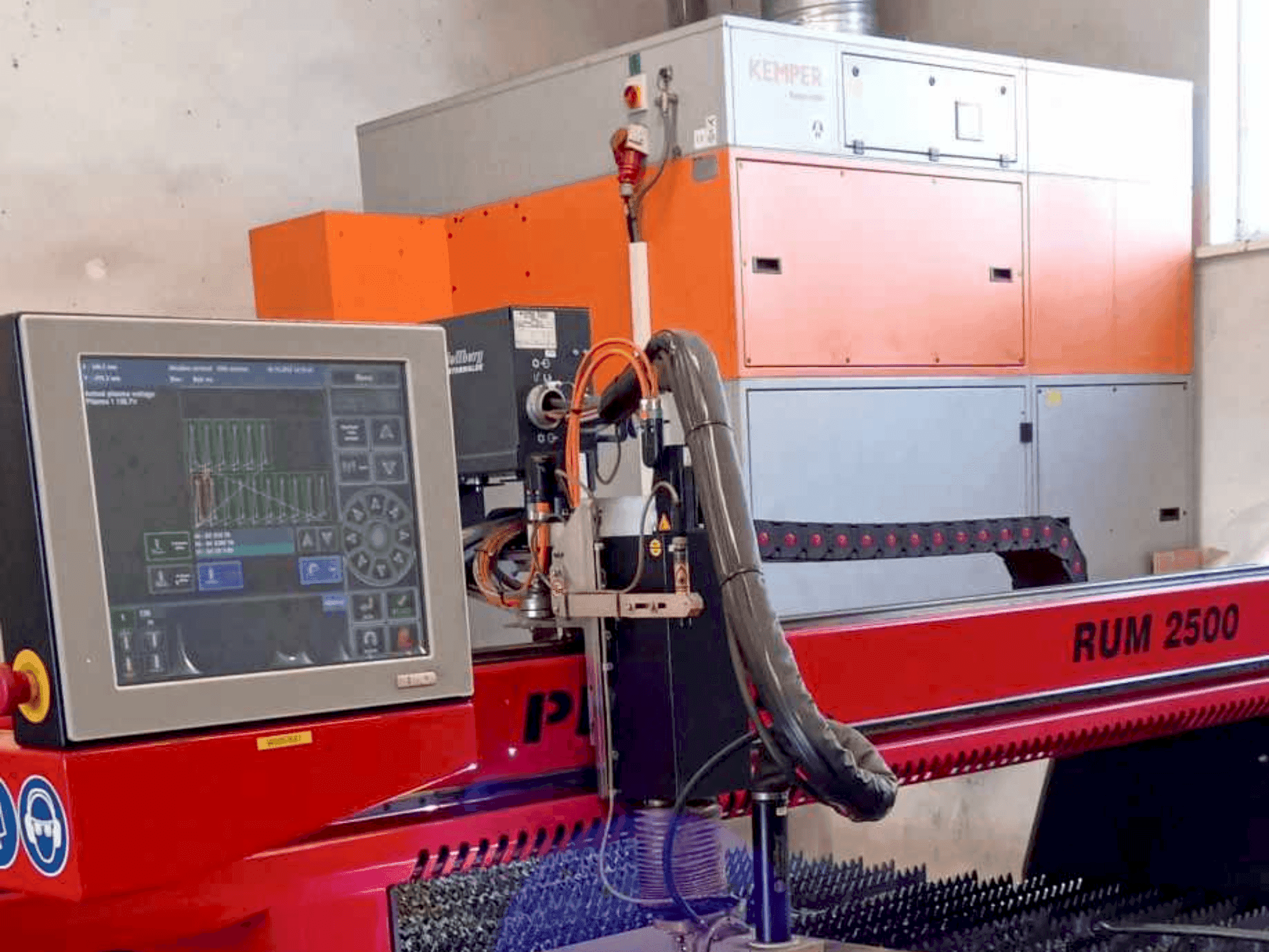 Frontansicht der PIERCE RUM 2500 P Maschine
