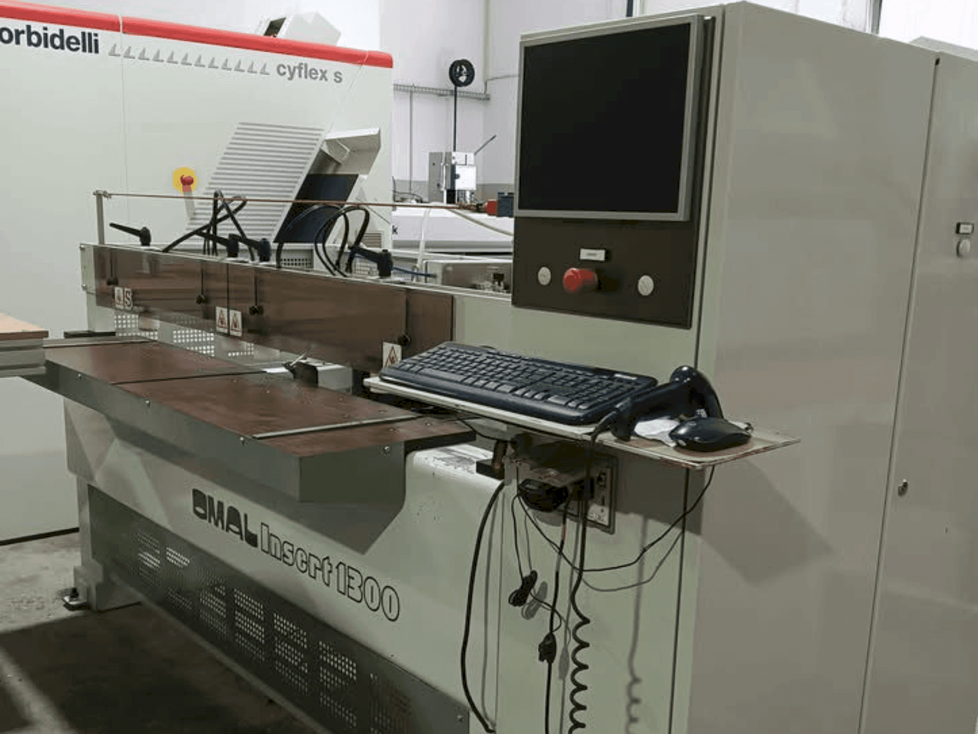 Frontansicht der OMAL Insert 1300 Maschine