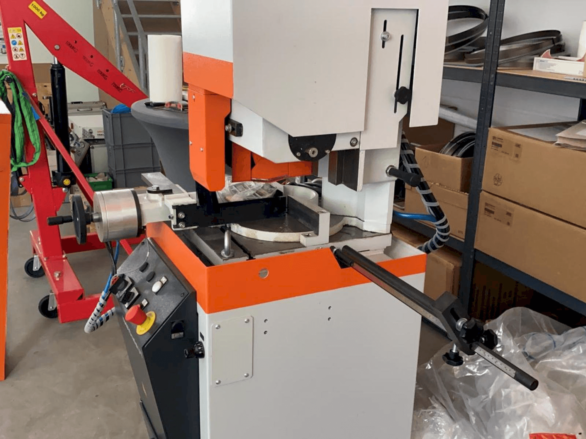 Linke Seitenansicht der KASTO Radial U7 Maschine