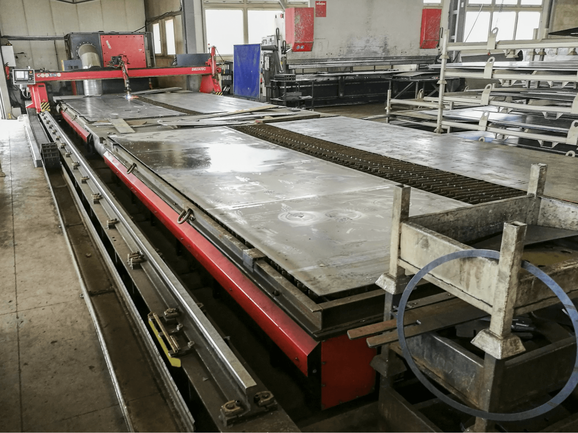 Linke Ansicht der KOIKE DELTATEC Maschine