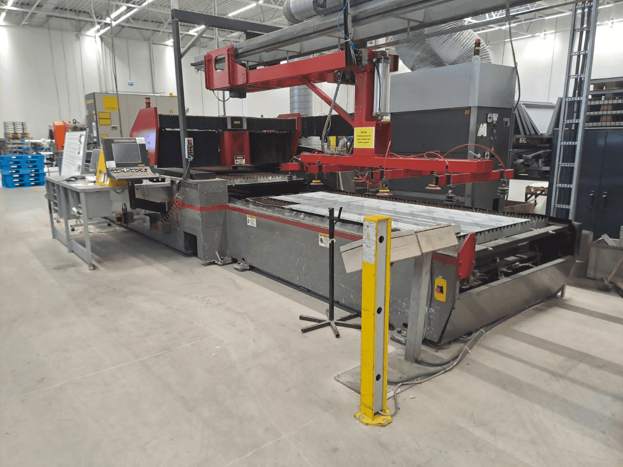 Frontansicht der Cincinnati CL-800 5 x 10 Maschine