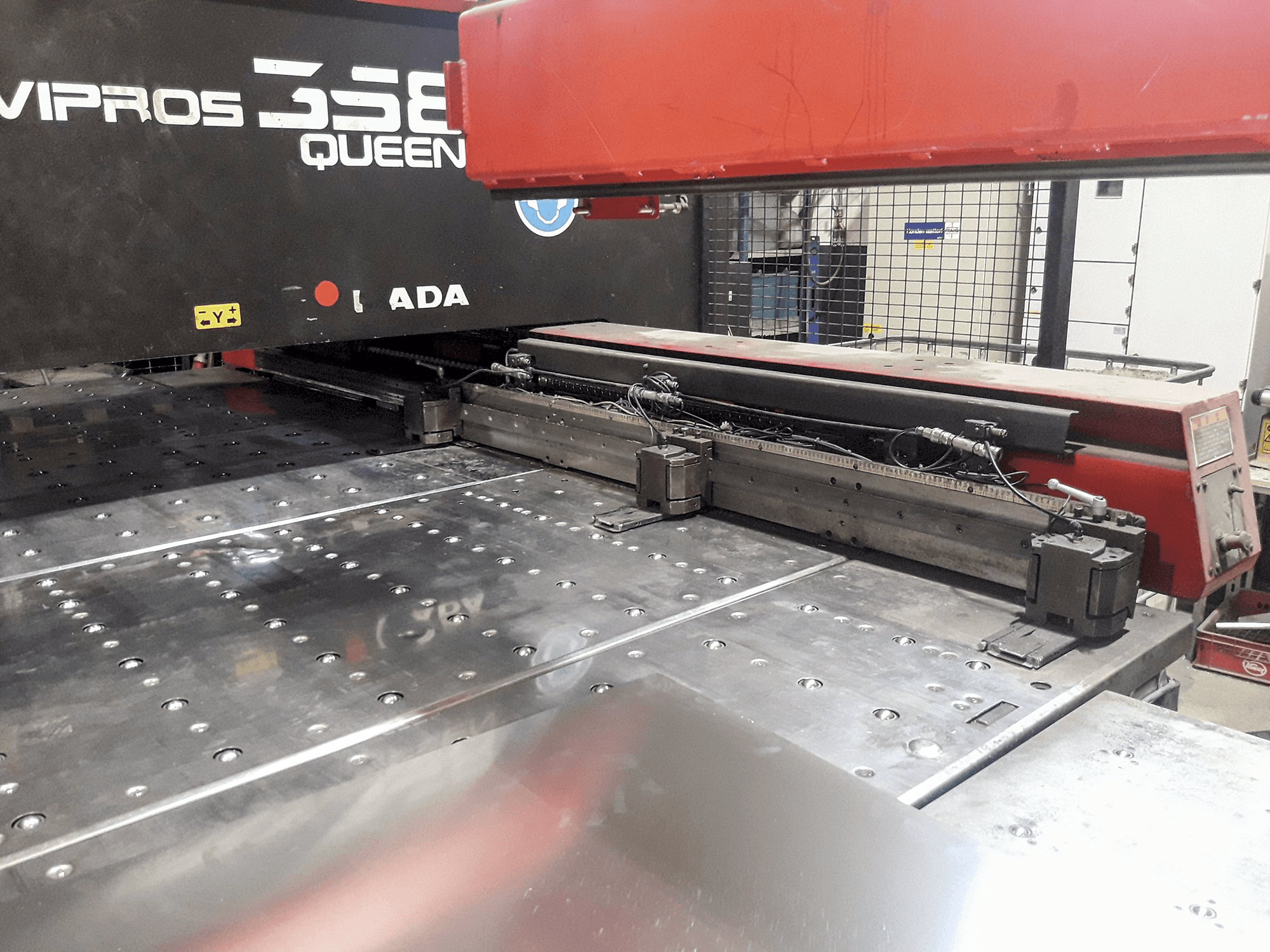 Arbeitsraum der AMADA 358 Vipros QUEEN Maschine