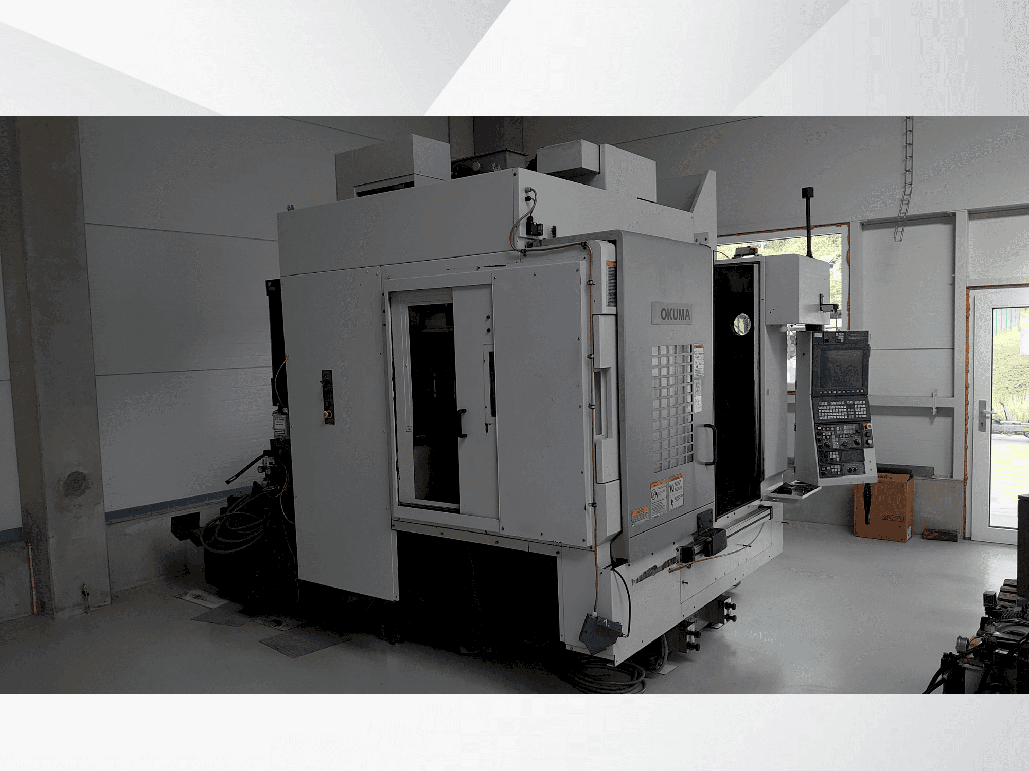 Frontansicht der Okuma MU-400VA Maschine