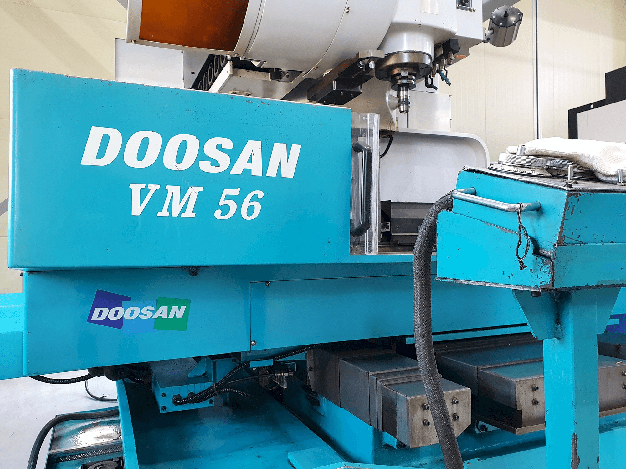 Frontansicht der Doosan VM56 Maschine