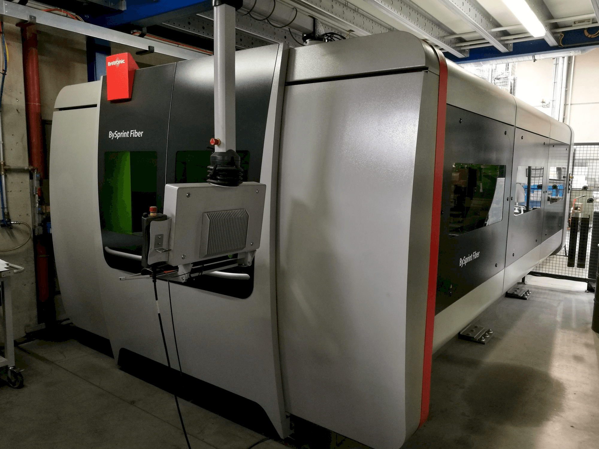 Frontansicht der Bystronic BySprint Fiber 3015 Maschine