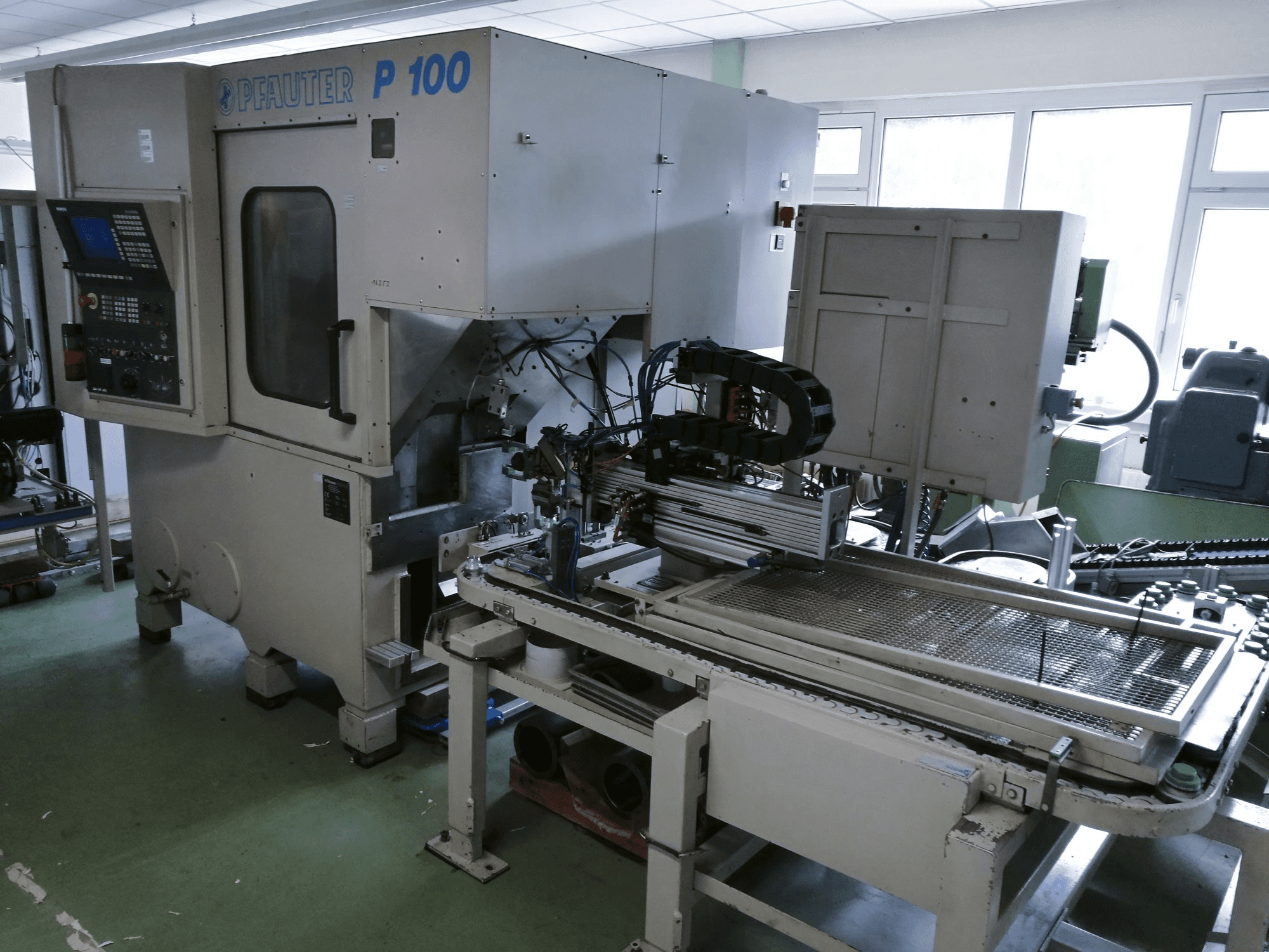 Frontansicht der GLEASON-PFAUTER P100 Maschine