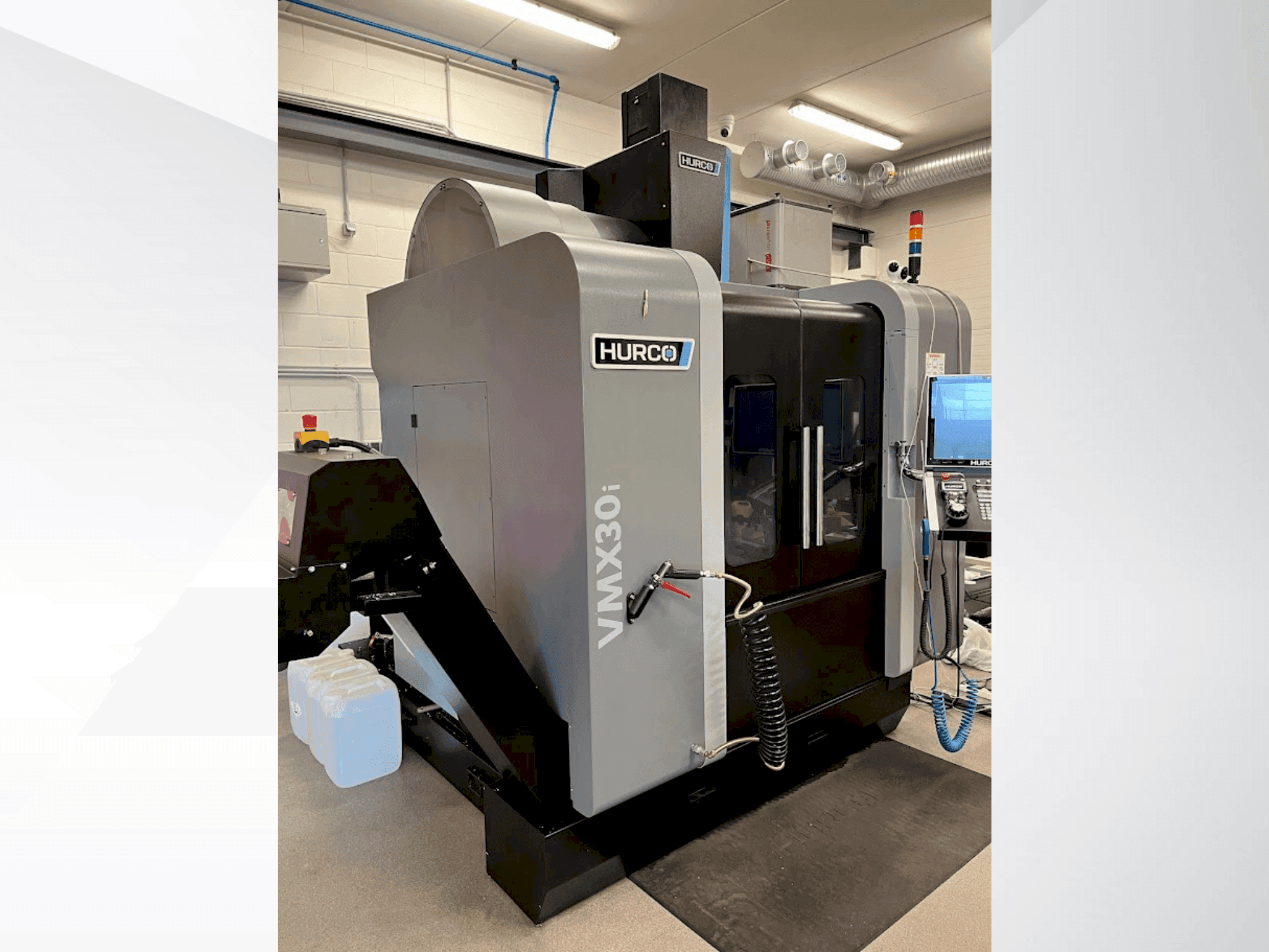 Frontansicht der Hurco VMX30i Maschine