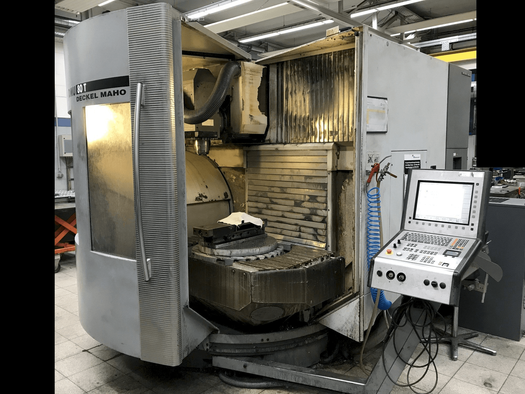 Frontansicht der DECKEL MAHO DMU 80 T Maschine